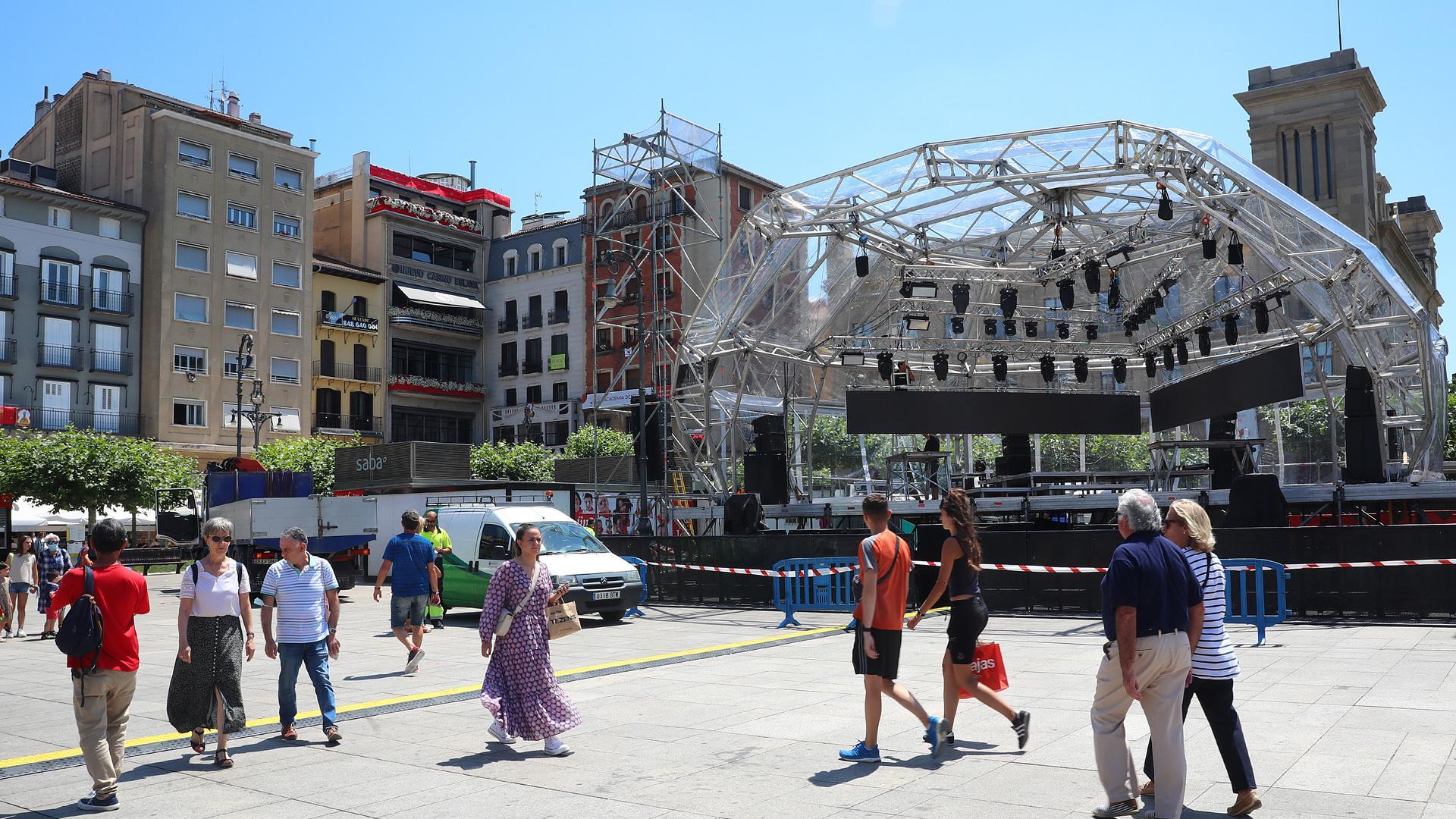 Instalación de las barras en la plaza del Castillo