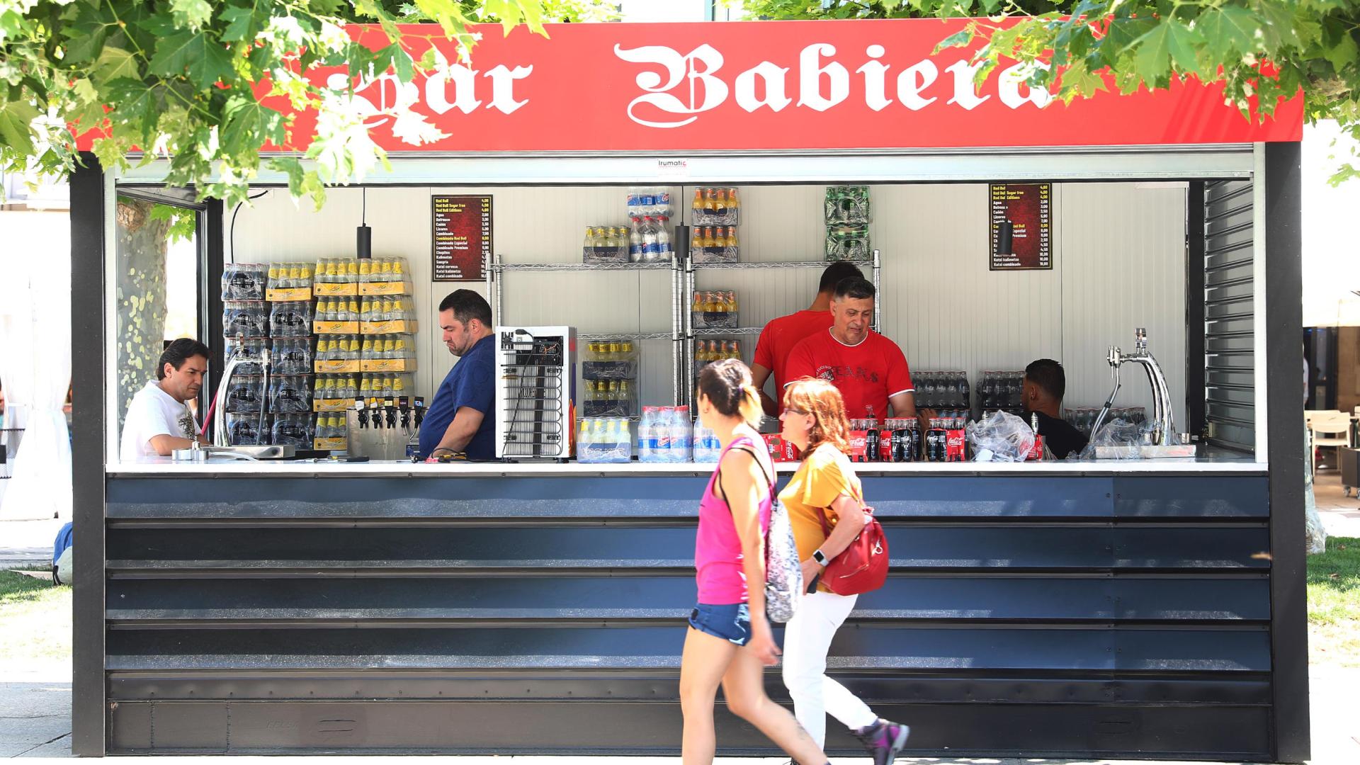 La barra del bar Baviera, en la plaza del Castillo, horas antes de su apertura