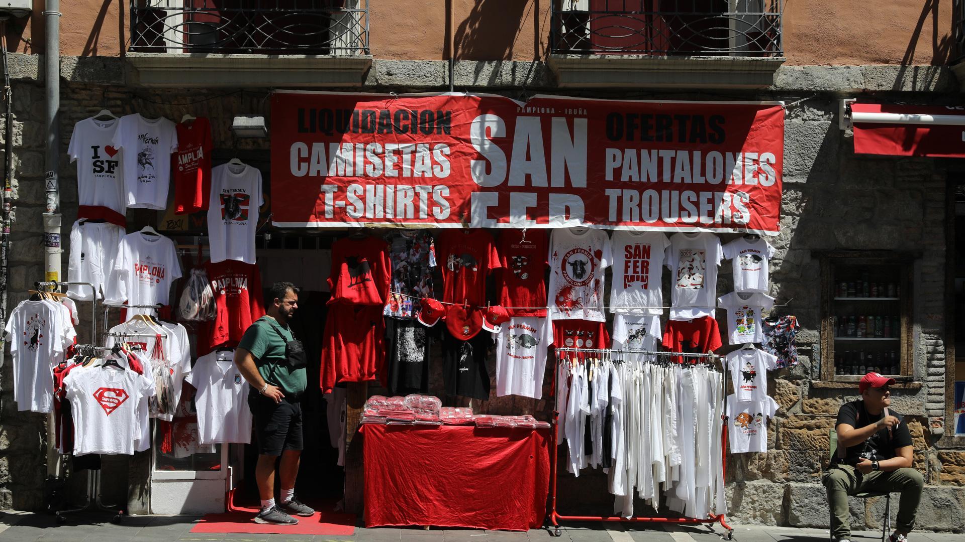 Prendas de San Fermín expuestas en una tienda de liquidación del Casco Antiguo este martes