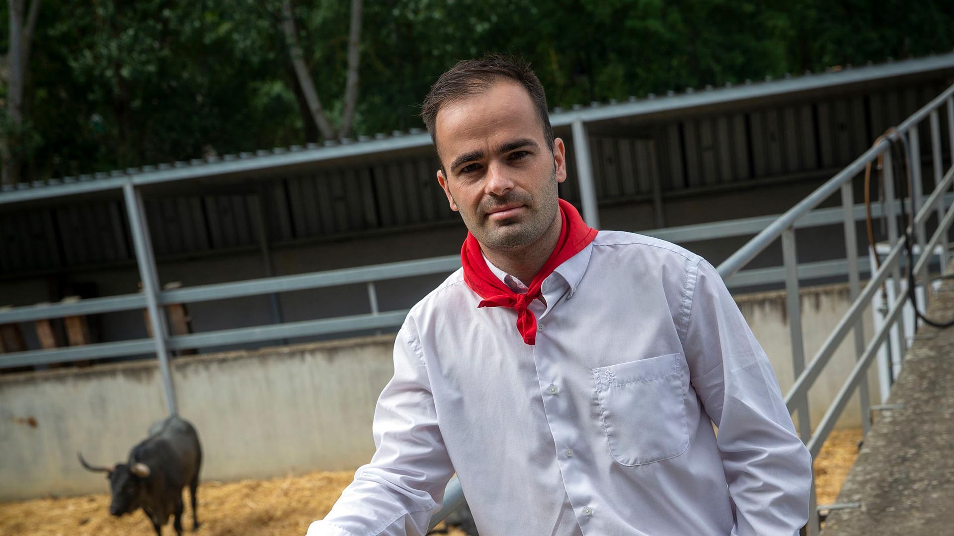 Pablo Sánchez Garriz en la parte de arriba de los corrales del Gas junto a dos ‘Escolares’