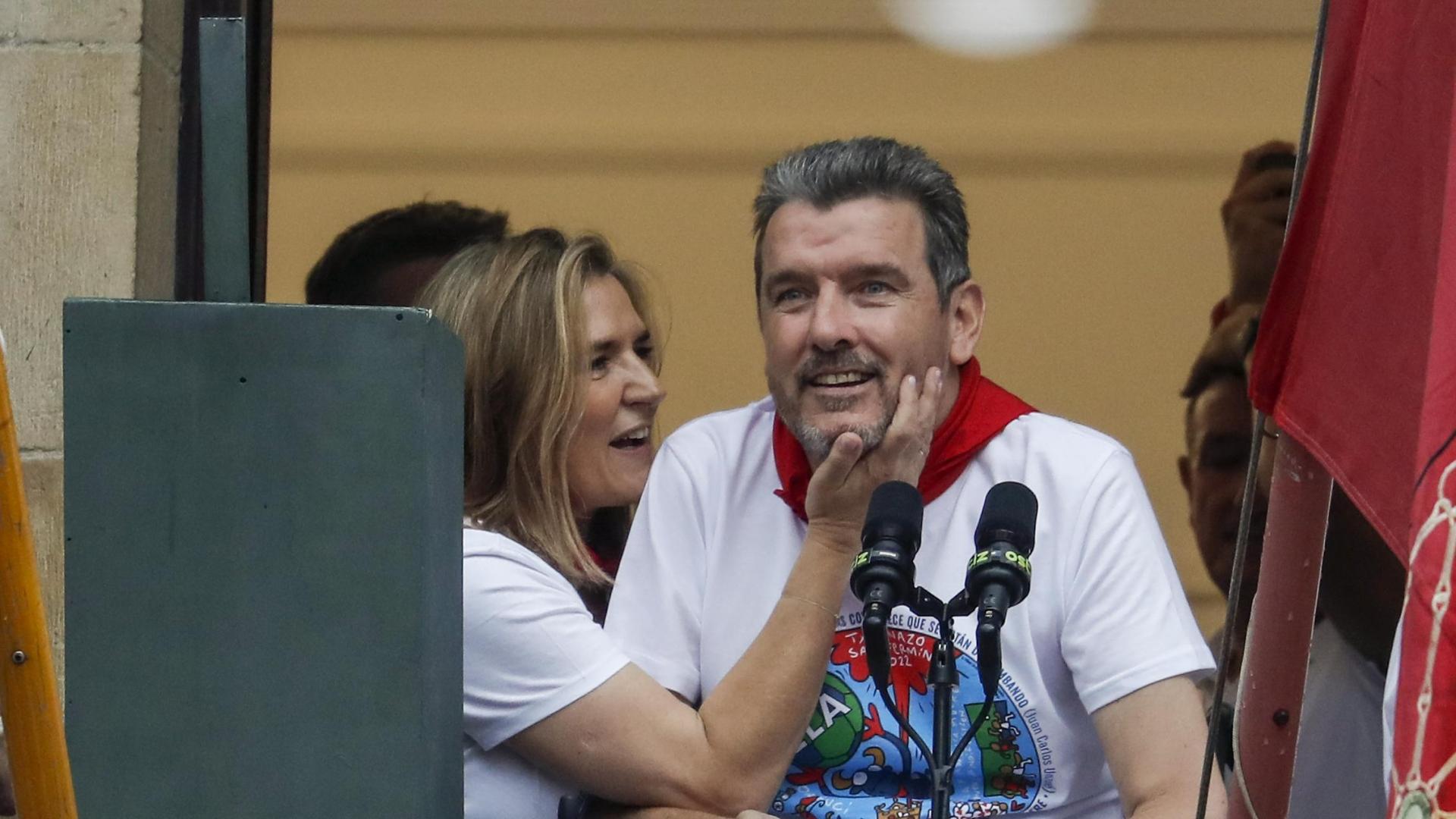 Juan Carlos Unzué, con su mujer en el balcón del Ayuntamiento