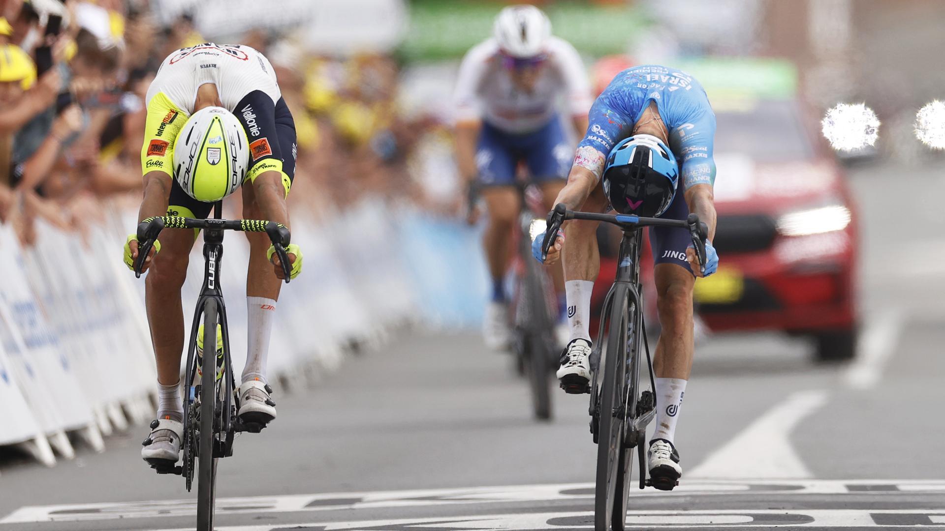 Van Der Hoorn (izda.) y Simon Clarke (dcha.) entran tras el apretado srpint en la llegada de la quinta etapa del Tour