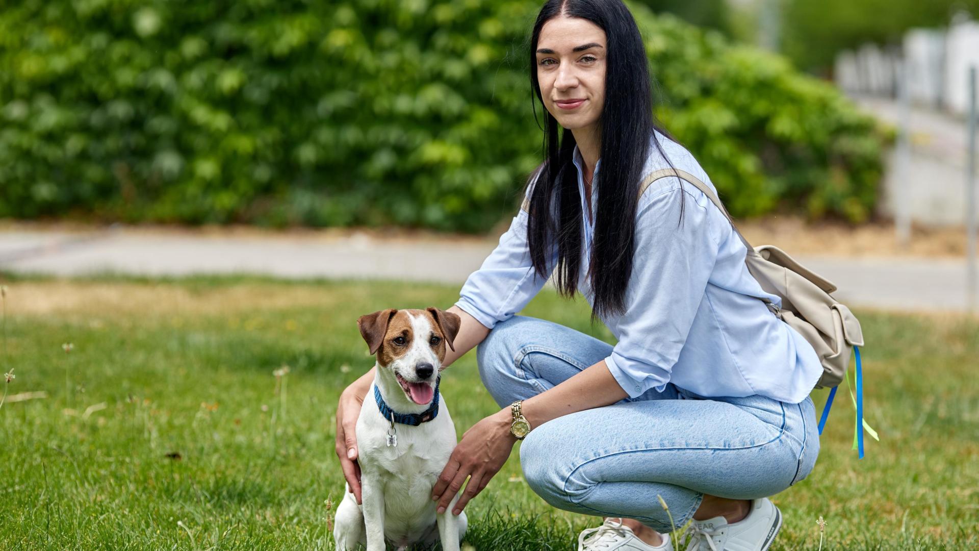 Olena Drahovtseva, ucraniana de 37 años, junto a su perro, Bruno