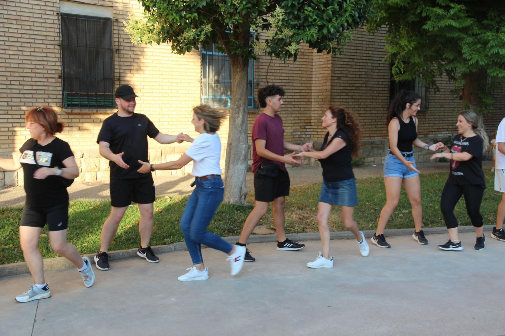 Varios asistentes al curso cambian de pareja en un momento del ensayo de uno de los bailes.