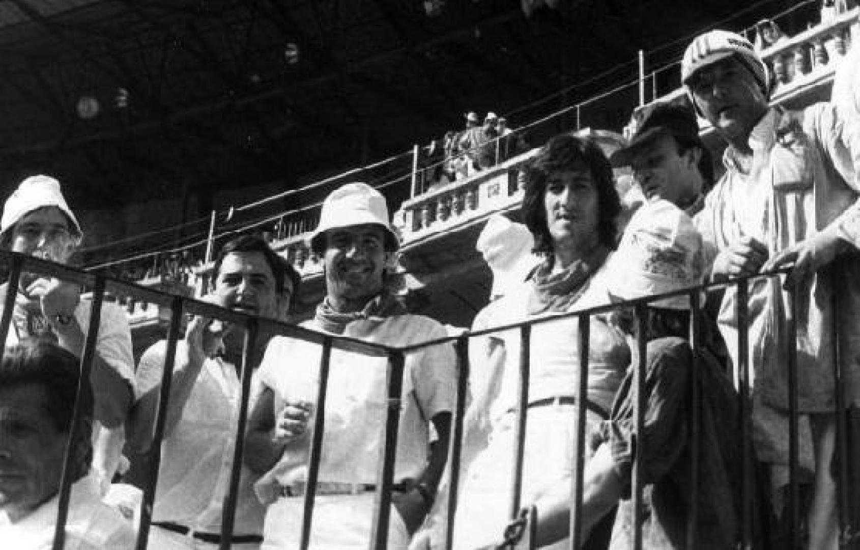 Enrique Martín Monreal, jugador de Osasuna, y Juanito, del Real Madrid, en tendido sol