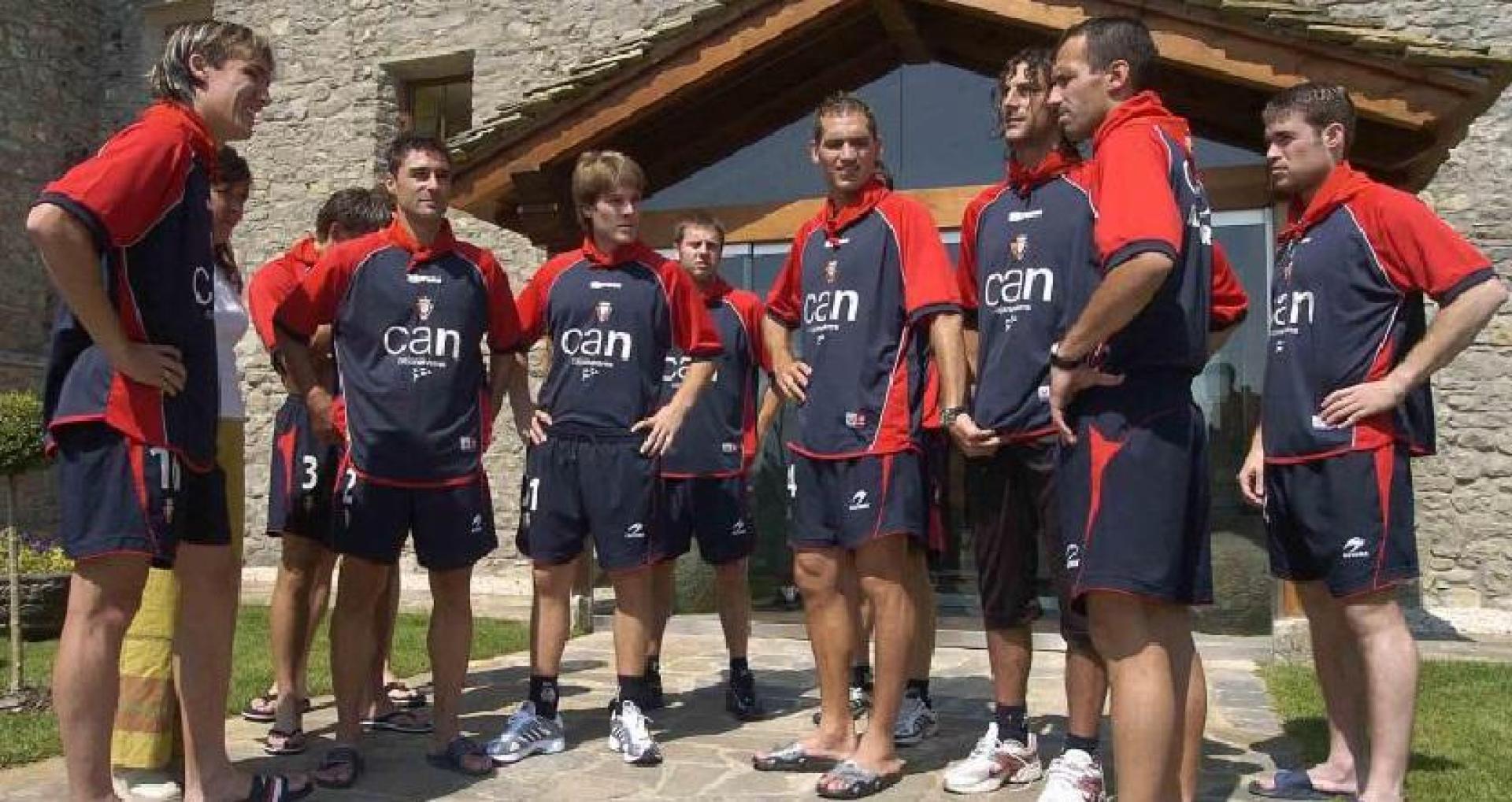 Integrantes de la primera plantilla de Osasuna con el puñuelico anudado al cuello