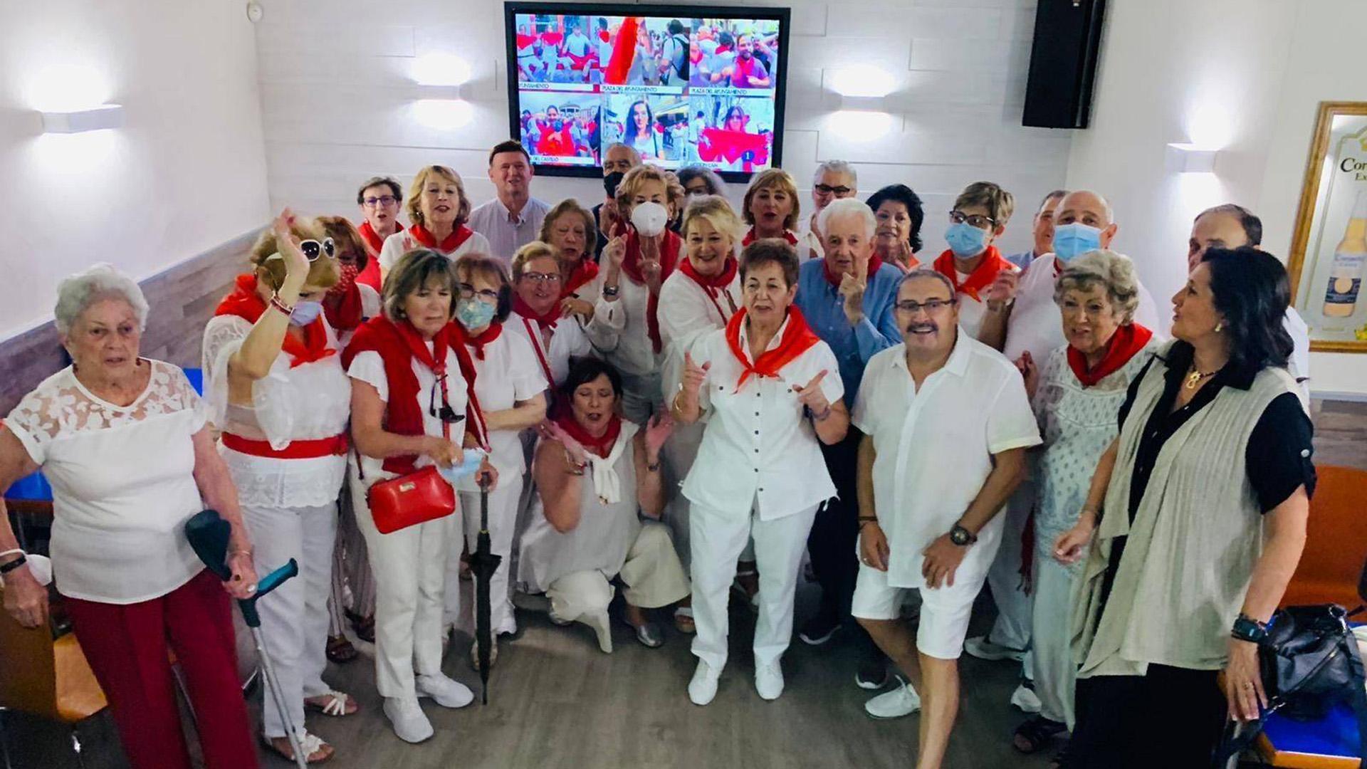 Los miembros del Hogar Navarro de Zaragoza ven la transmisión del chupinazo de Pamplona