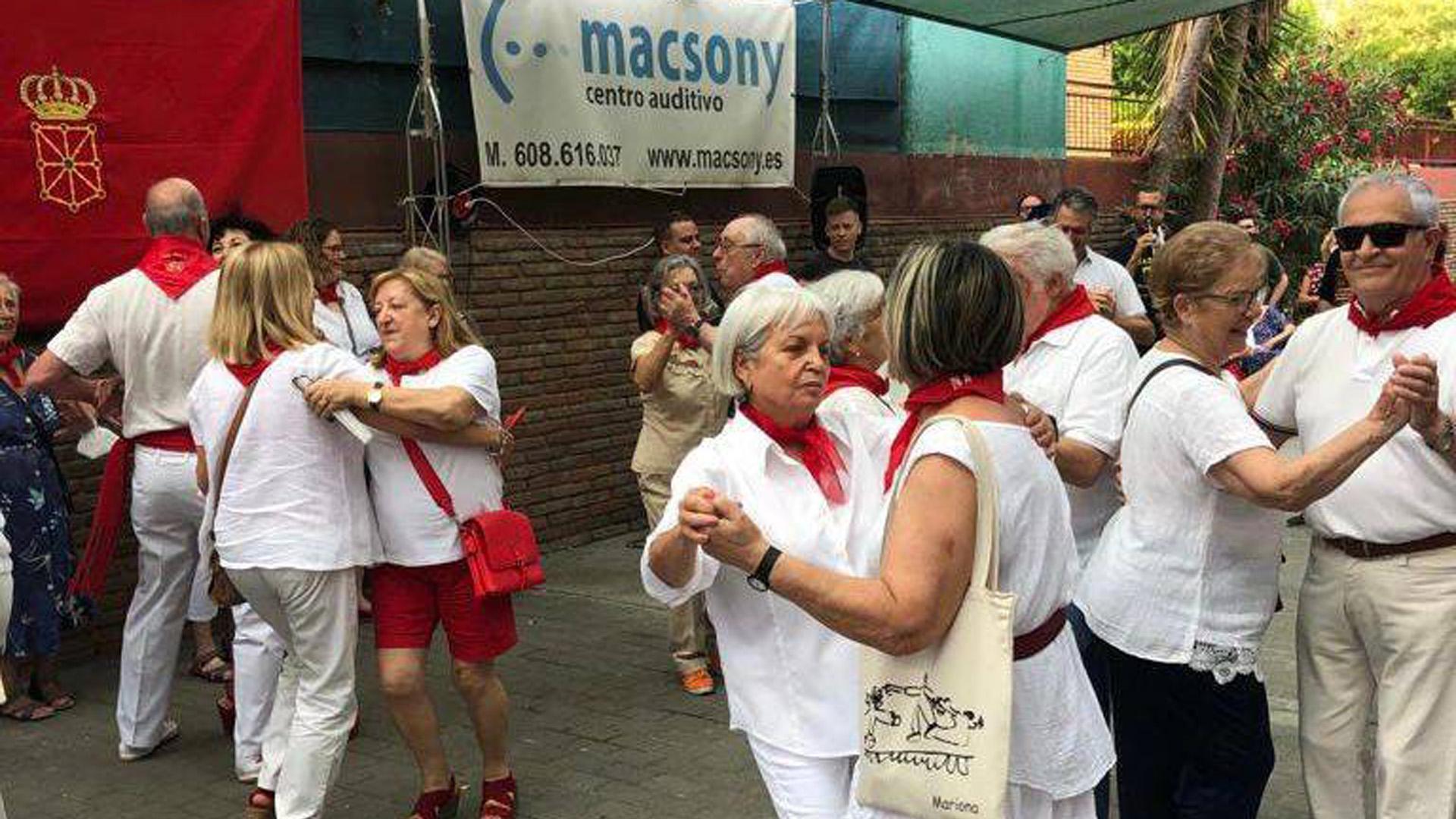Personas bailando en el Hogar Vasco-Navarro de Barcelona