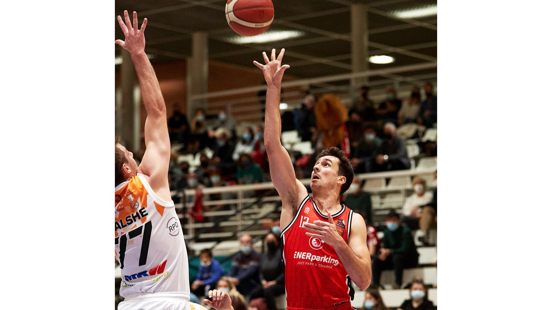 Pablo Yárnoz durante un partido con el ENERparking Basket Navarra esta temporada