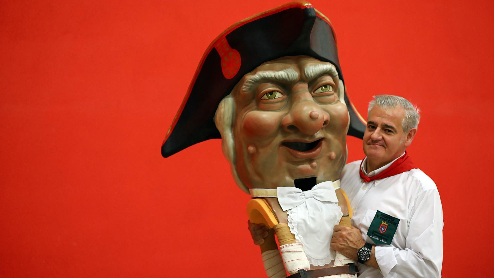 Juantxo Montoya posa en el local de la Comparsa de Gigantes y Cabezudos antes de su penúltima salida con el kiliki