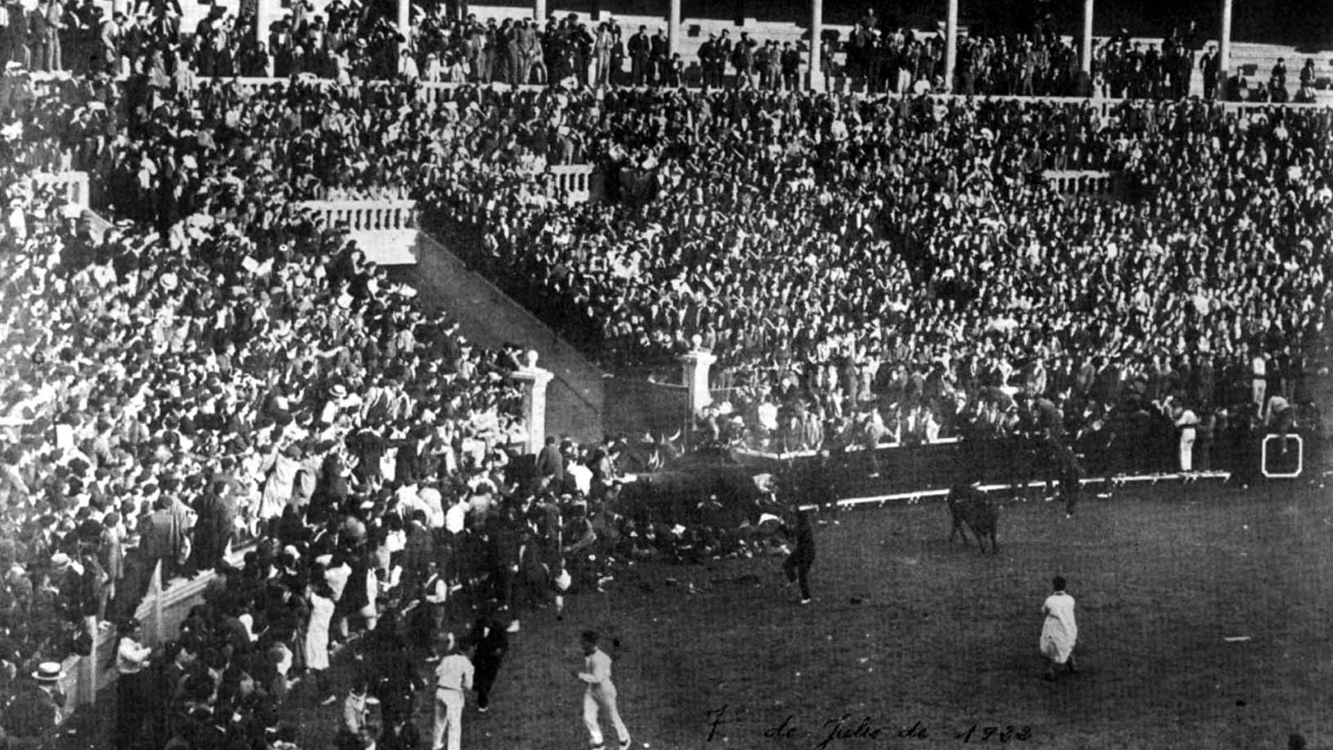 Montón de corredores que se produjo el 7 de julio de 1922, el día de la inauguración de la plaza que este jueves cumple un siglo