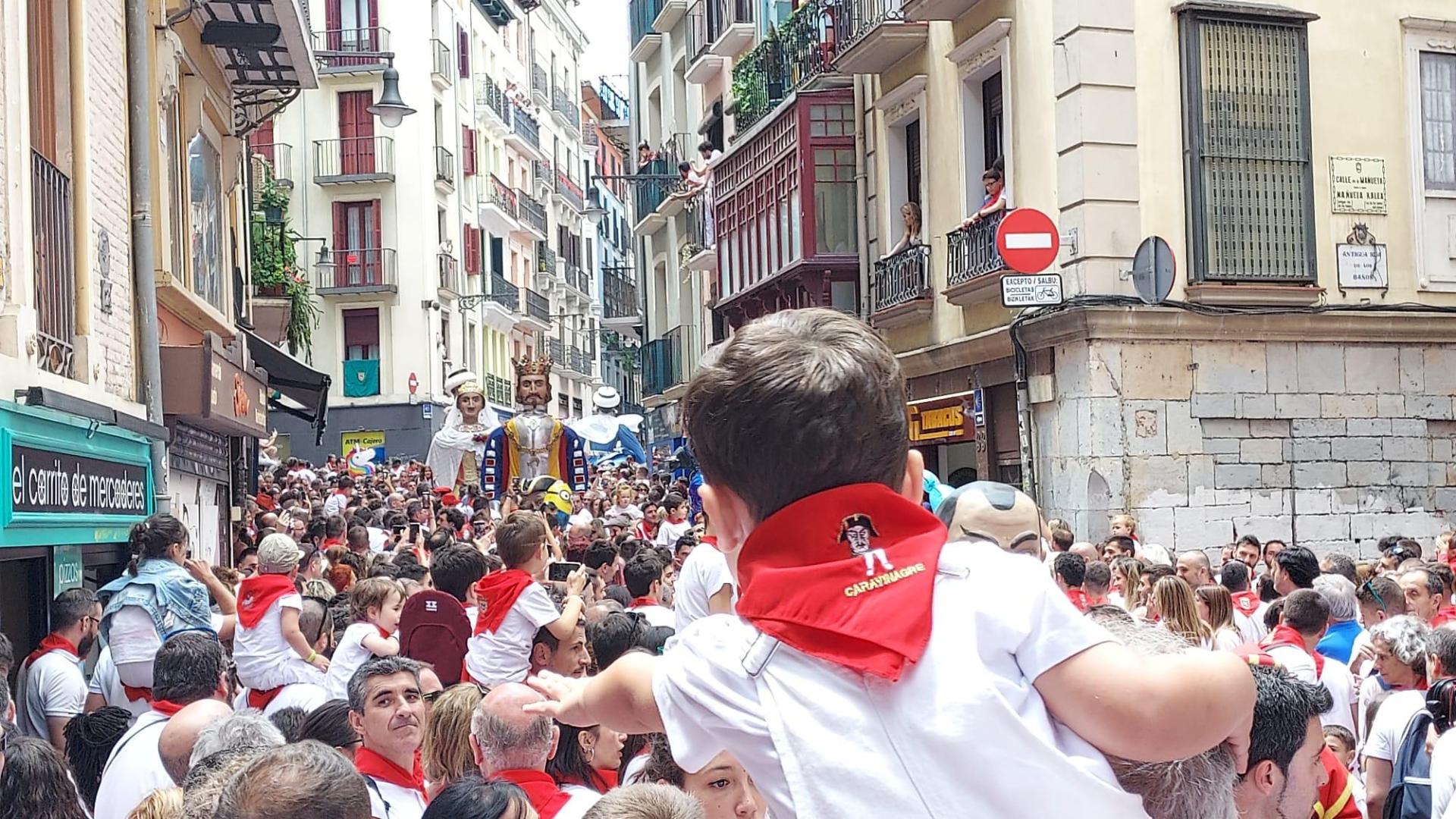 Gigantes en la procesión, llegando a Curia