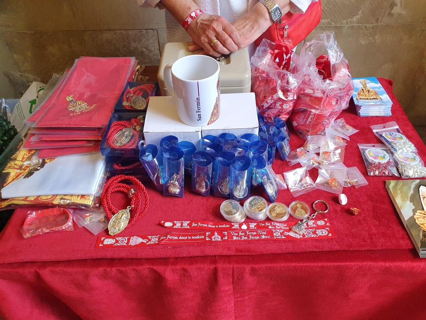 La 'tienda" de la parroquia sigue vendiendo en la entrada