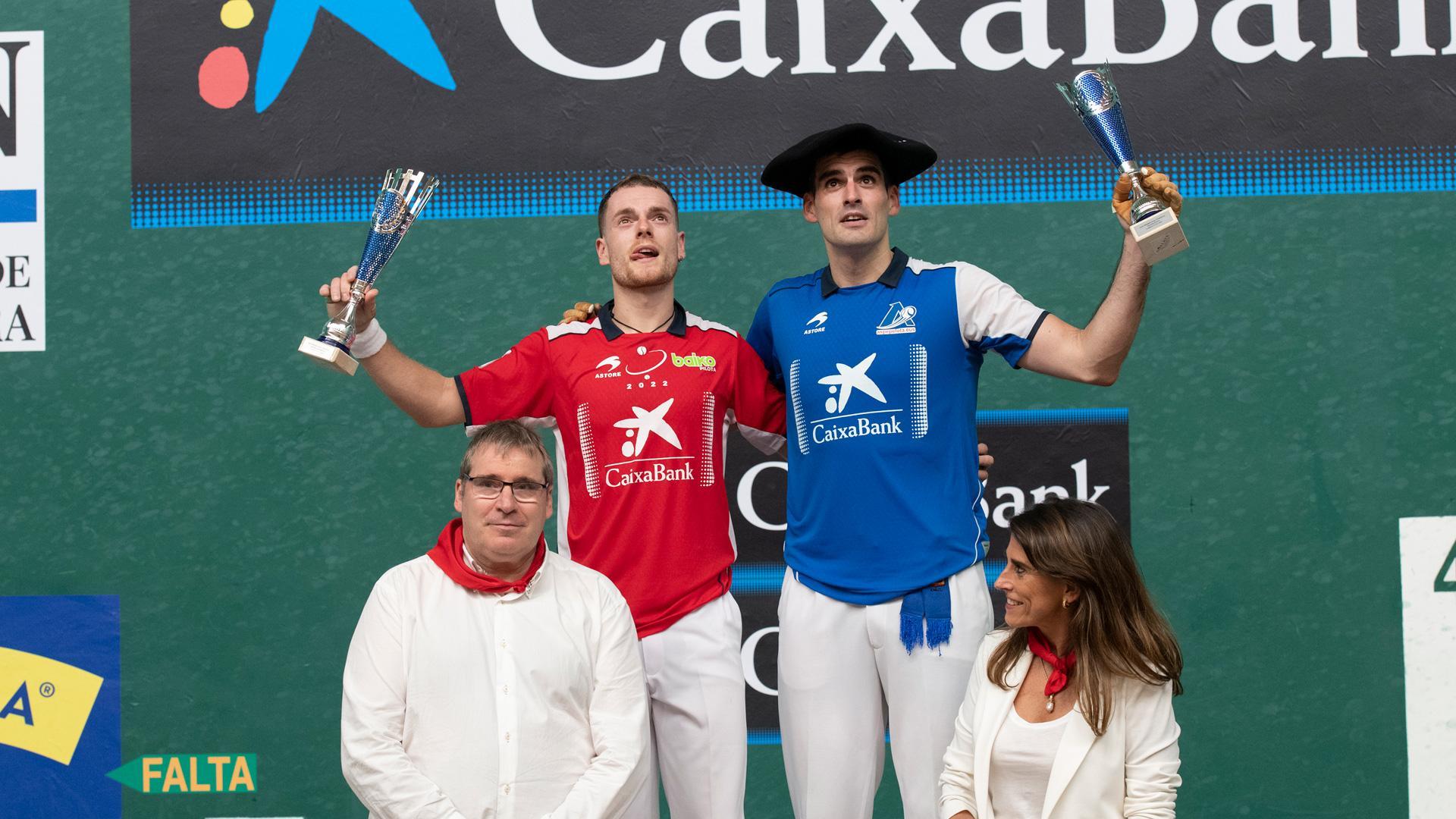 Joseba Ezkurdia, campeón del Cuatro y Medio de San Fermín, junto a Unai Laso