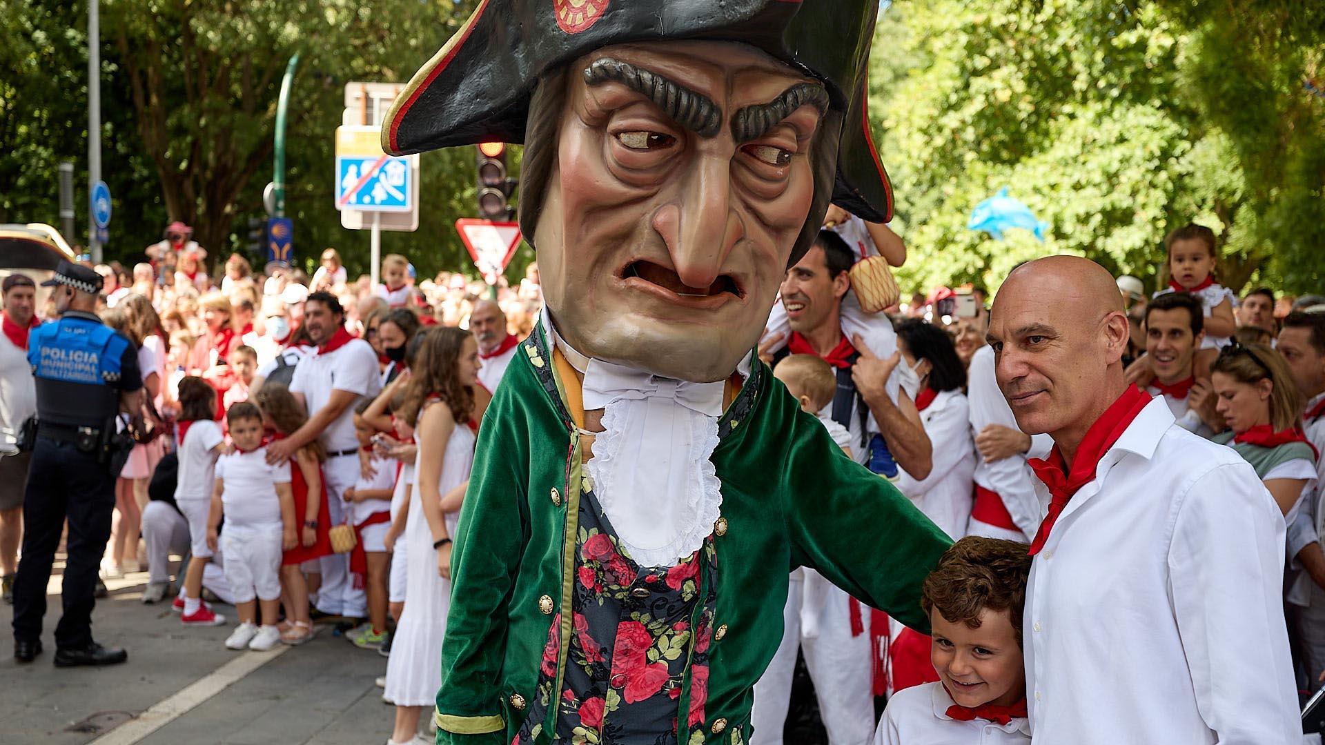La Comparsa de Gigantes y Cabezudos, en las calles de Pamplona el 7 de julio 2022.