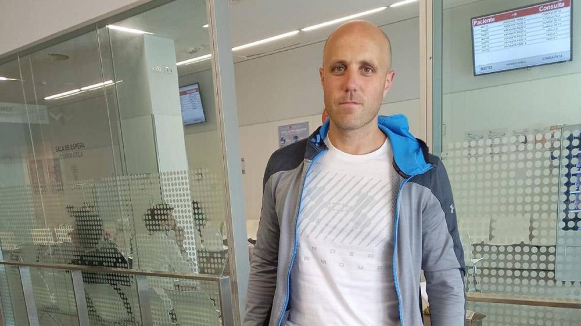 Javier, minutos antes de abandonar urgencias