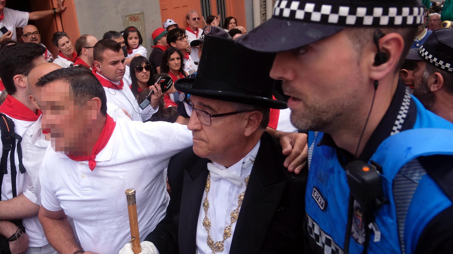 Incidentes en la calle Curia al final de la procesión de San Fermín.
