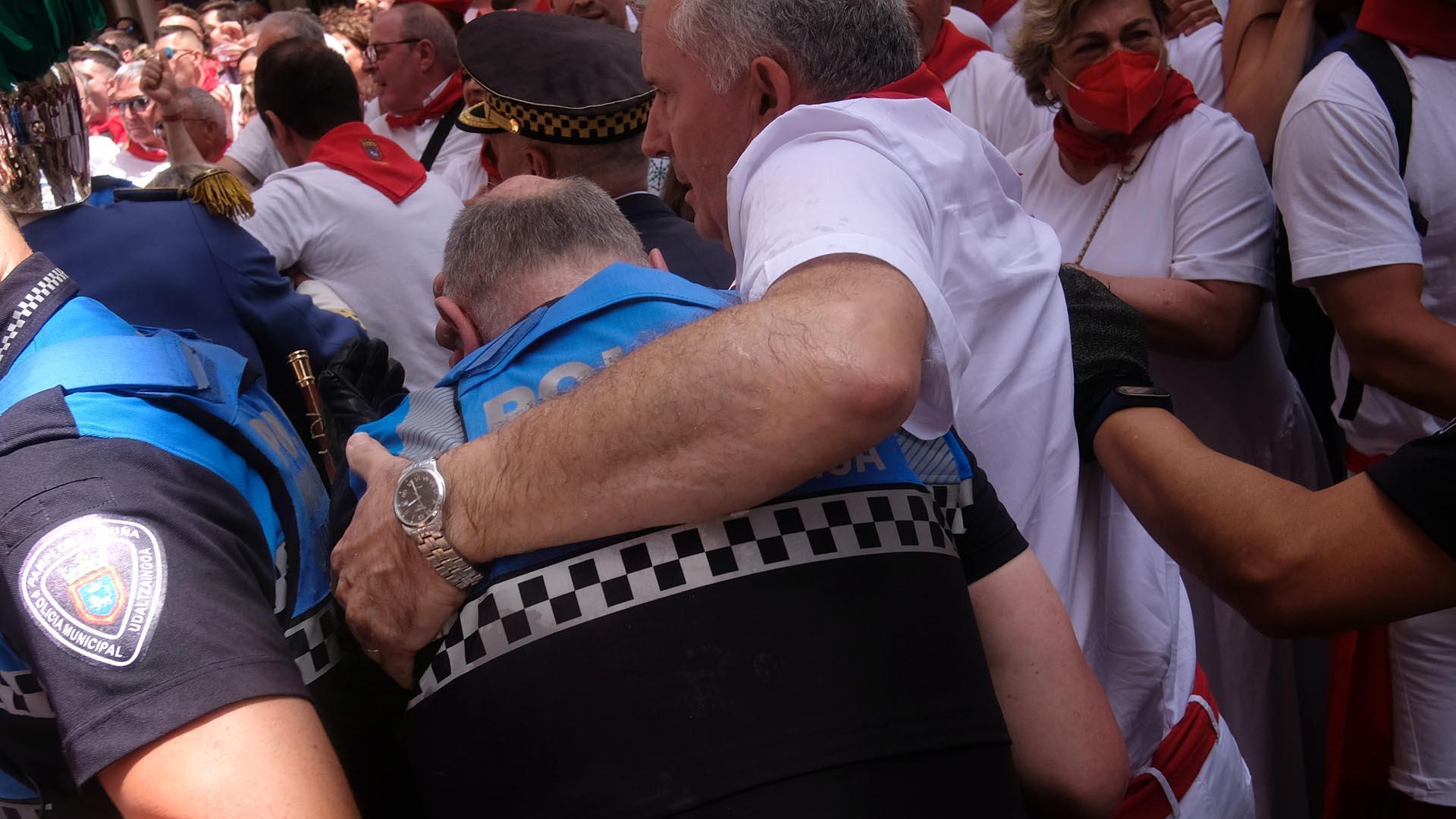 Incidentes en la calle Curia al final de la procesión de San Fermín.