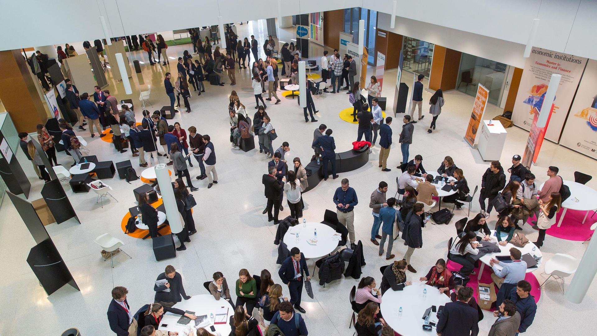 Estudiantes y empleadores en una jornada de empleo en la UN