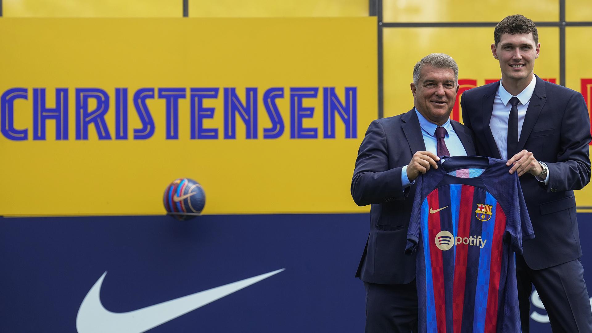 Bødtker Christensen (dcha.) junto a Joan Laporta durante la presentación del central como nuevo jugador culé