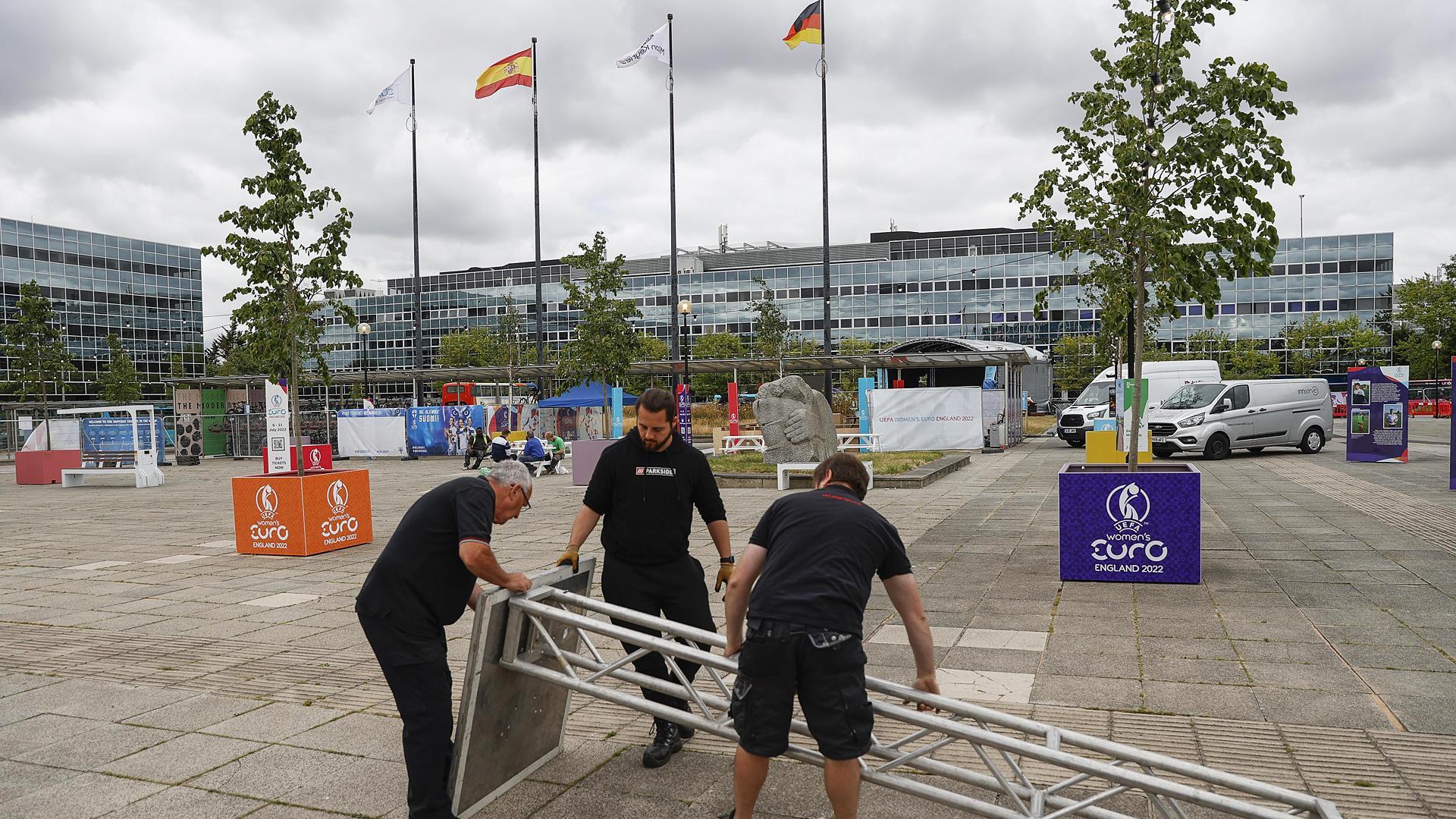 Operarios montan la fan zone de España de cara al estreno de la selección española femenina en la Eurocopa