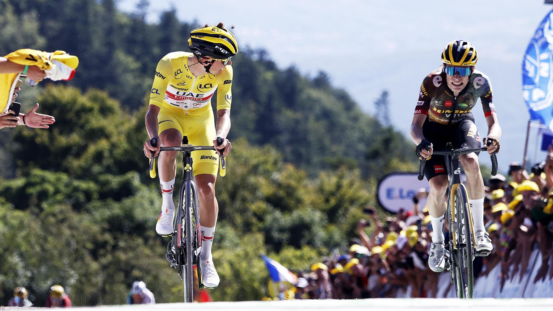 El esloveno Tadej Pogacar (izda.) mira a Jonas Vingegaard (dcha.) tras arrebatarle la victoria en la meta de La Super Planche des Belles Filles