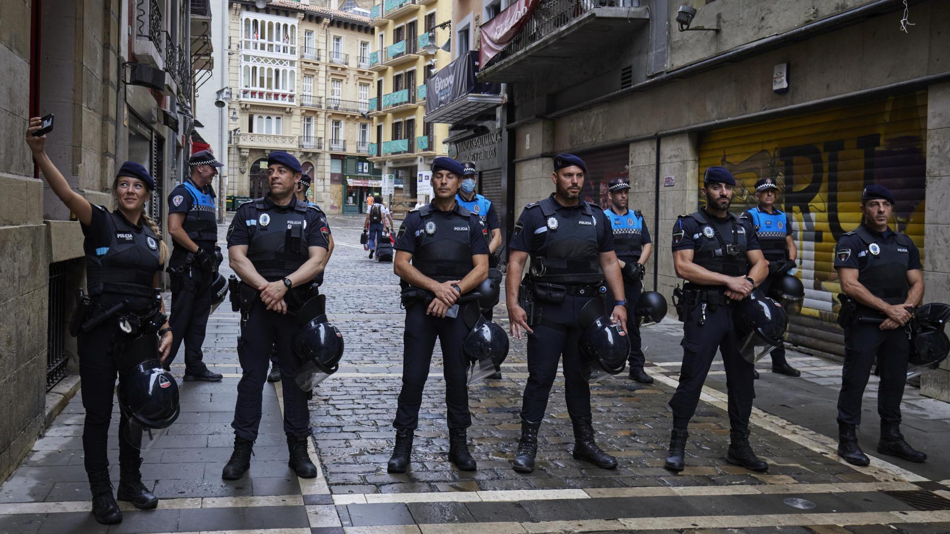 Policías locales que han asistido al curso participan en los controles para el Chupinazo