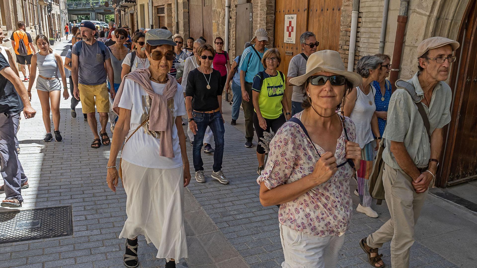 Los participantes en la peregrinación a su paso por la calle La Rúa de Estella
