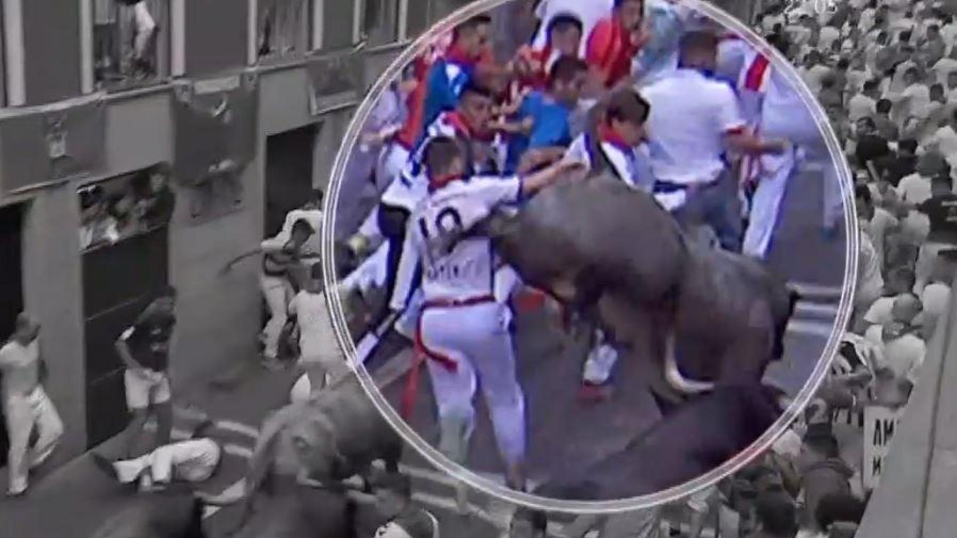 Uno de los toros lanza una coz a un corredor en Estafeta