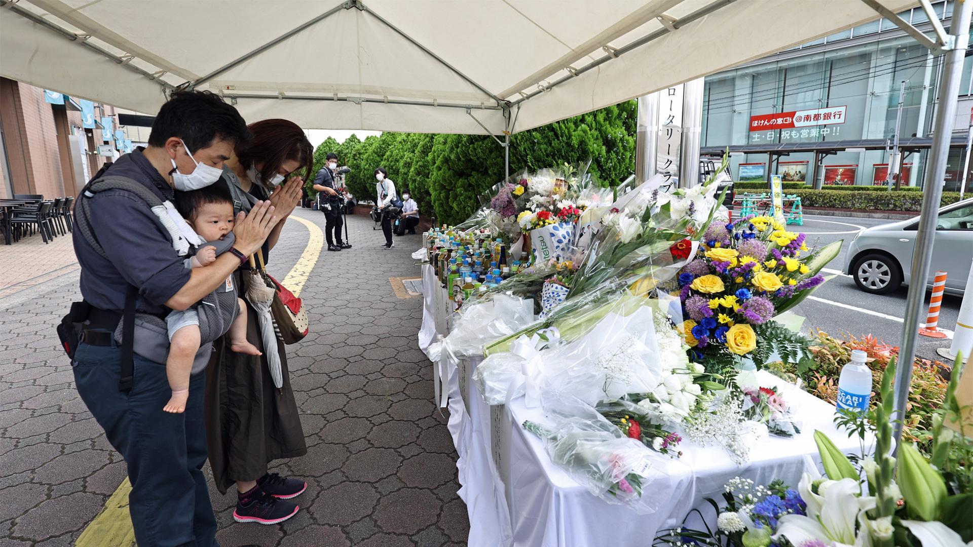 Numerosas personas se han acercado al altar instalado en la estación Yamato-Saidaiji de Nara, donde estaba teniendo lugar el mitin de Abe cuando fue disparado