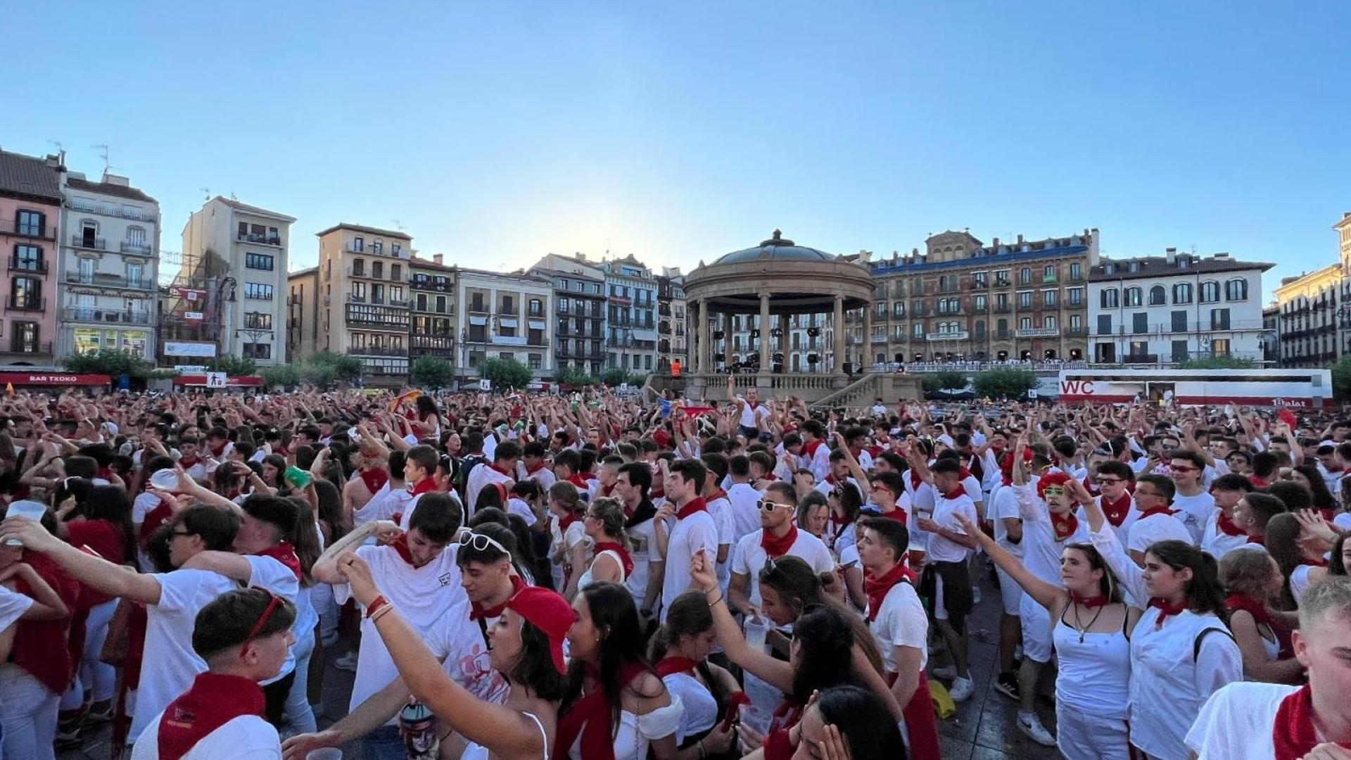 Ambiente en la Plaza del Castillo durante una sesión de tarde de DJ