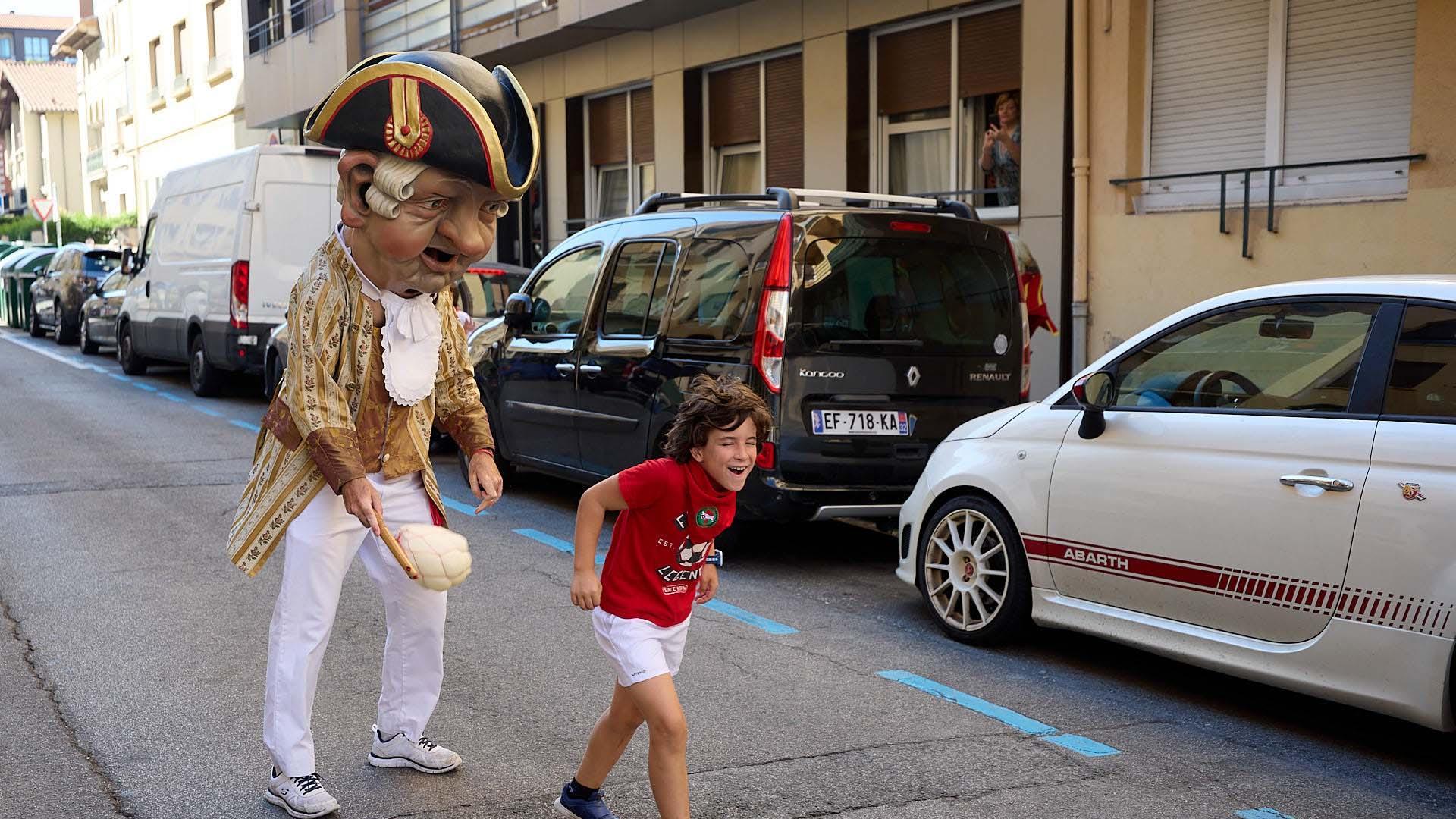 La Comparsa de Gigantes y Cabezudos, en las calles de Pamplona el 9 de julio 2022.