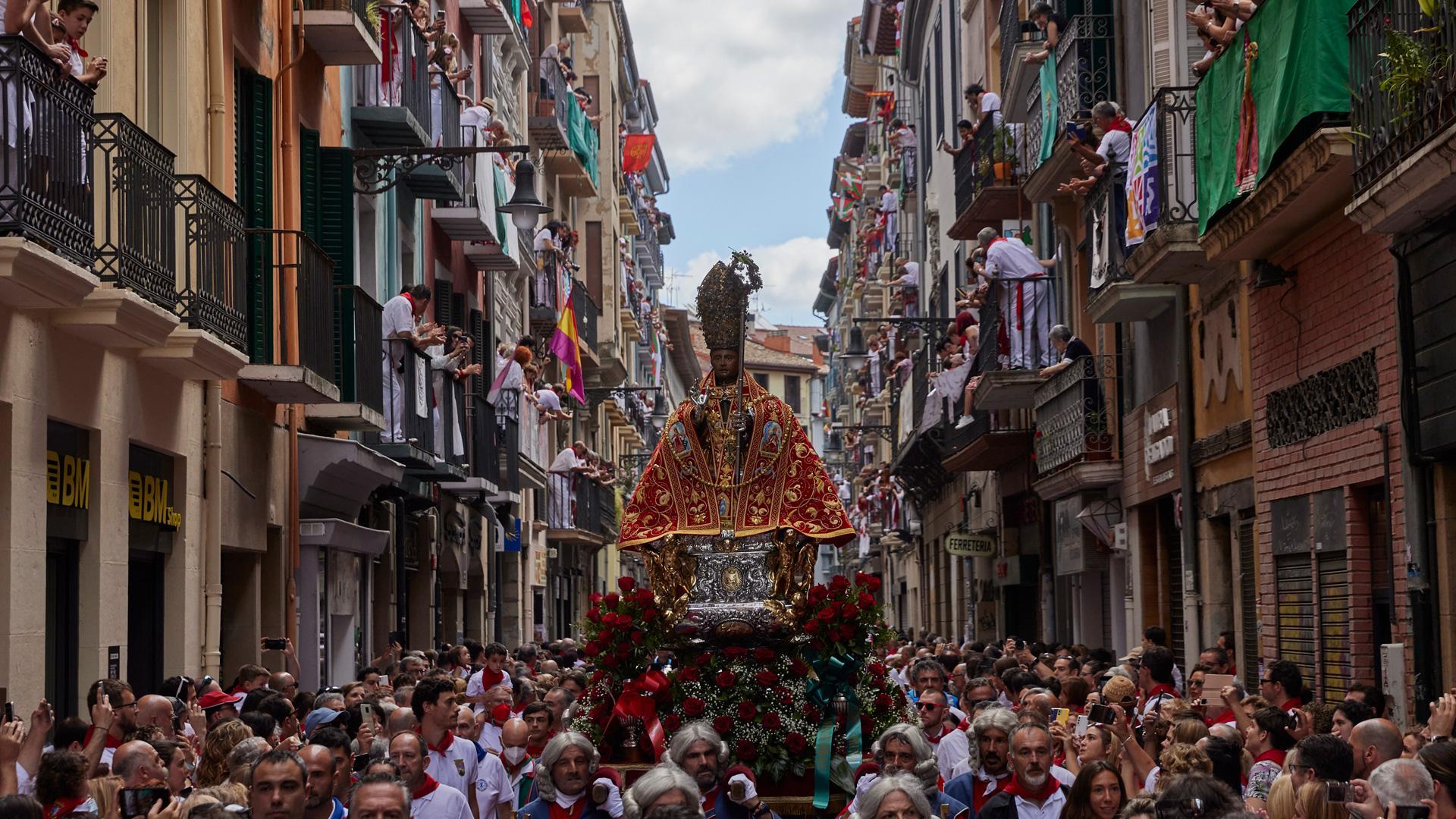 Miles de personas llenaron las calles del Casco Viejo de Pamplona en la procesión de San Fermín
