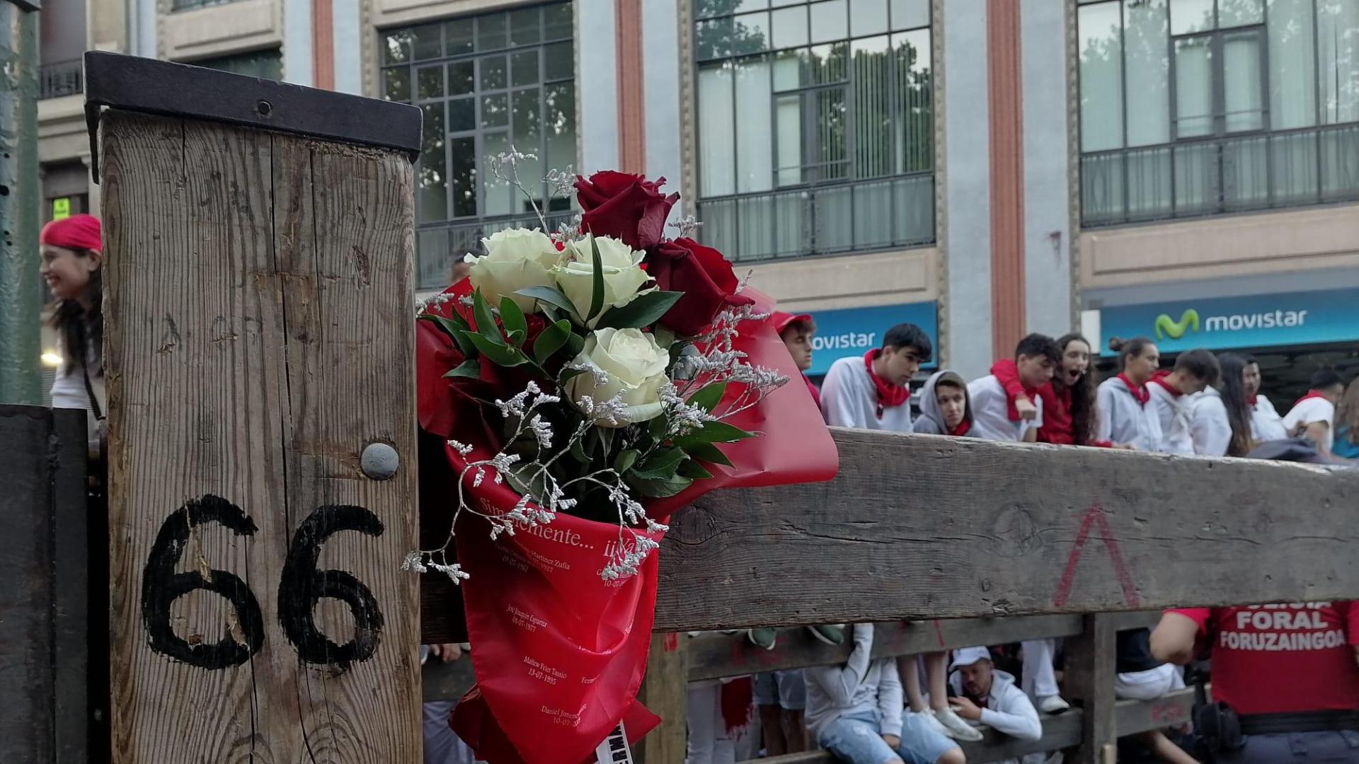 Flores de homenaje a Daniel Jimeno en el 13ª aniversario de su fallecimiento en el encierro