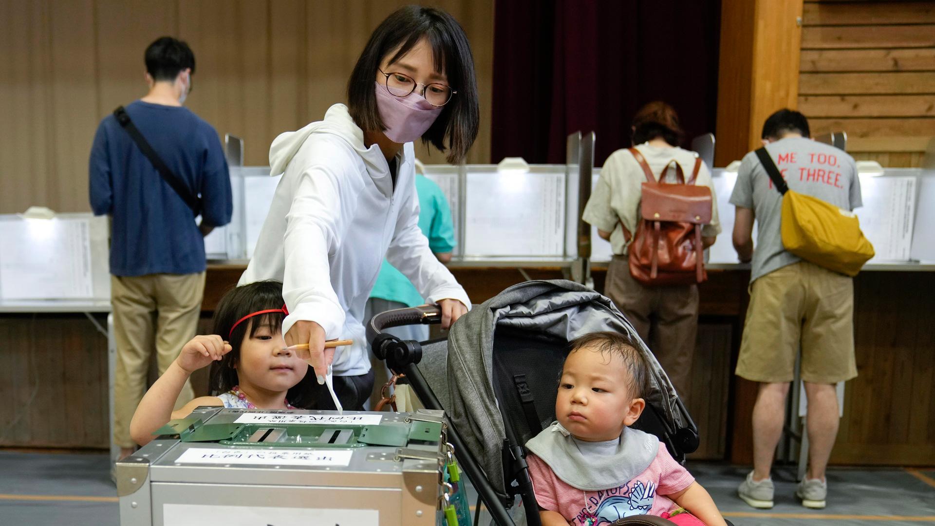 Una mujer, votando en Tokyo