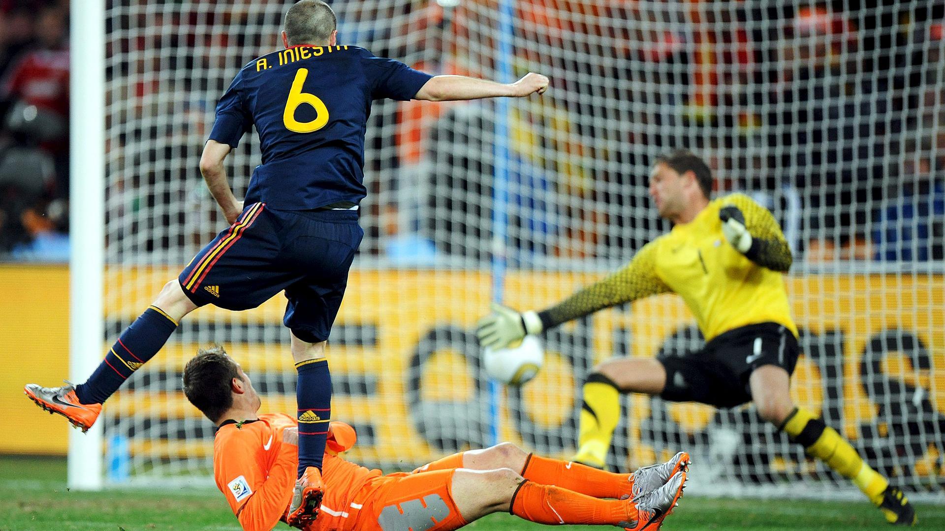 Momento exacto en el que Andrés Iniesta afirma que "escuchó el silencio", cuando dispara y bate a Maarten Stekelenburg