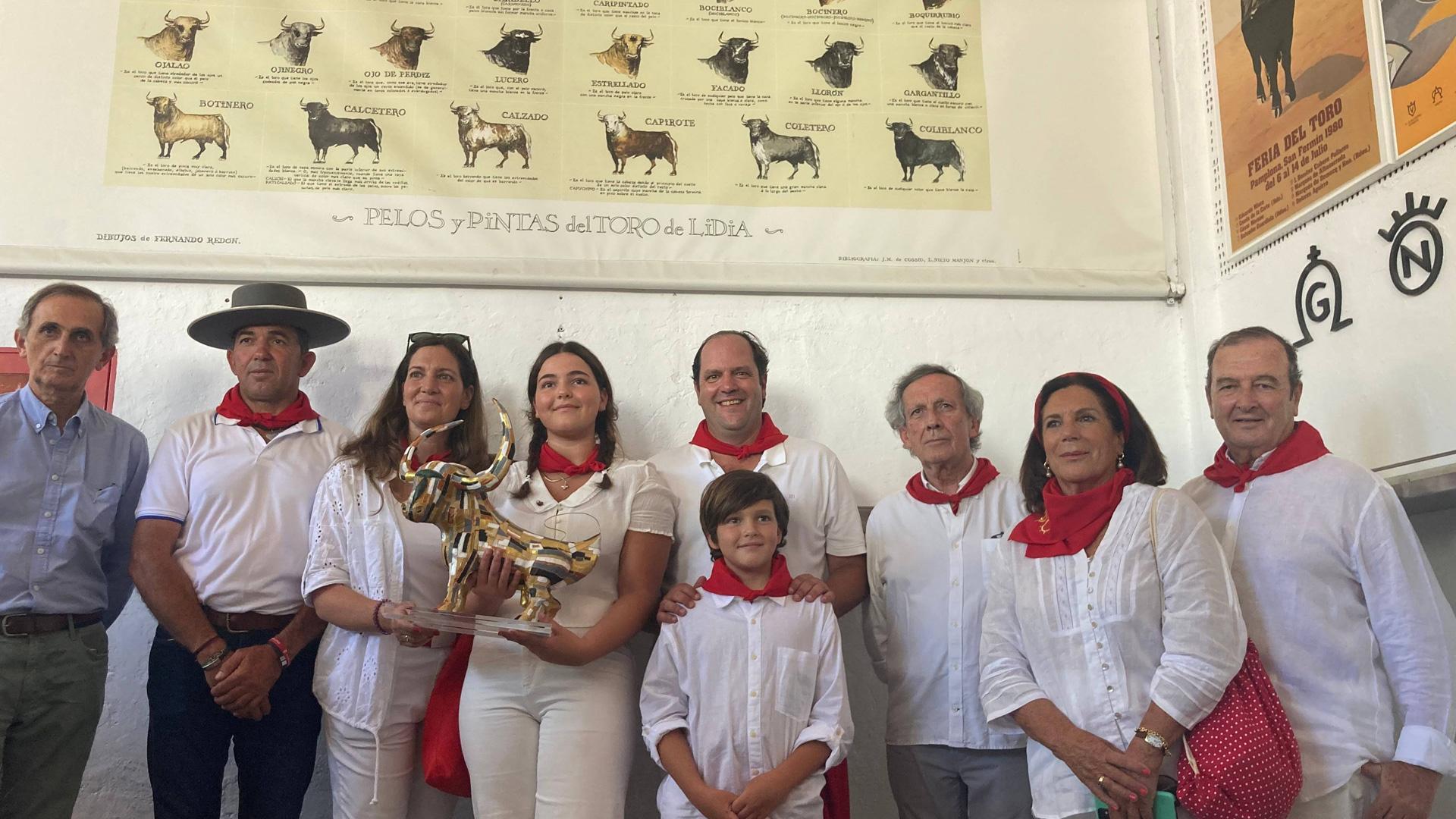 Javier Núñez, cuarto desde la derecha, rodeado de familiares, el mayoral y representantes de la Meca