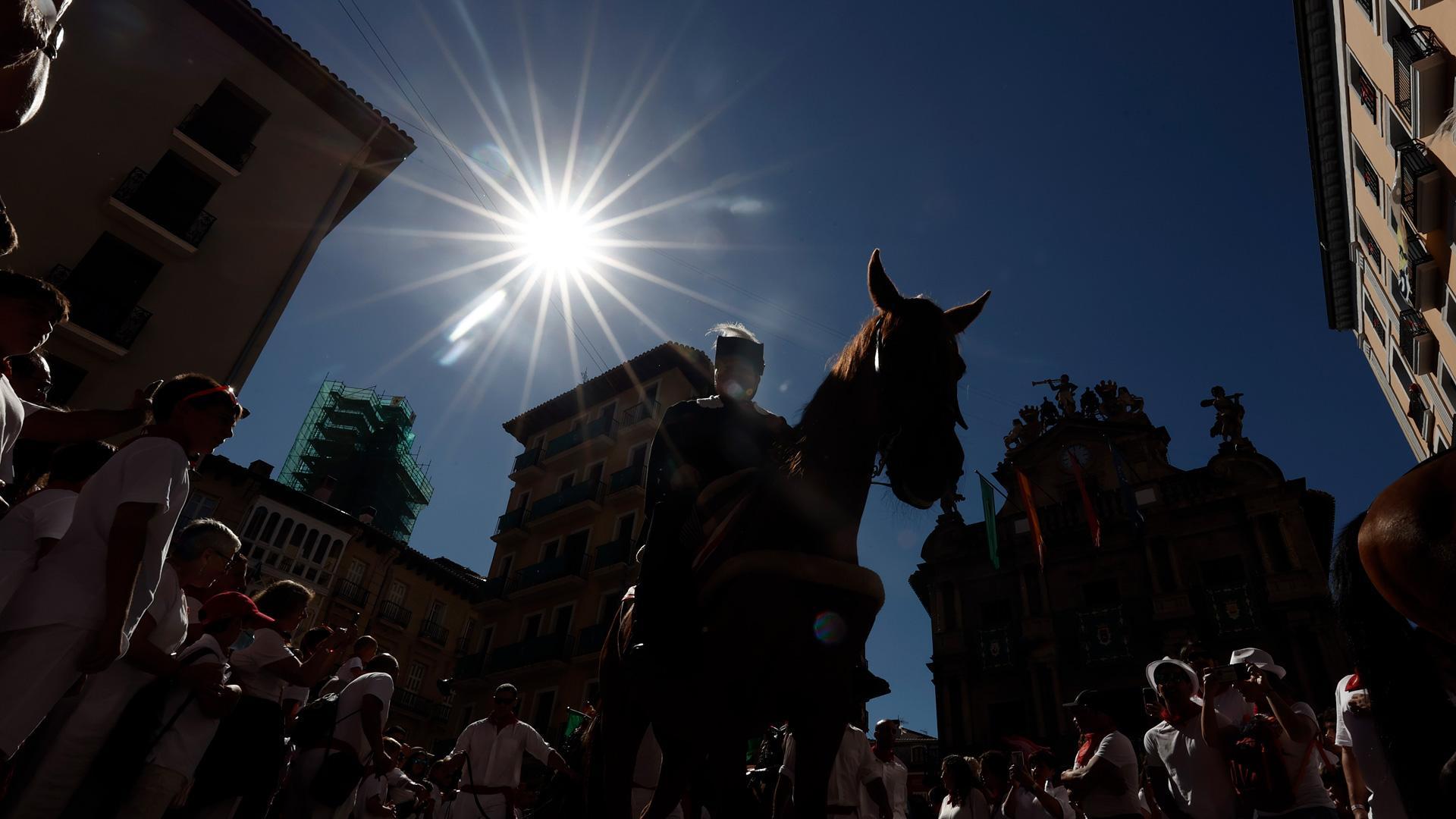 Salida del alguacilillo desde la plaza del ayuntamiento hacia la plaza de toros bajo un sol de justicia
