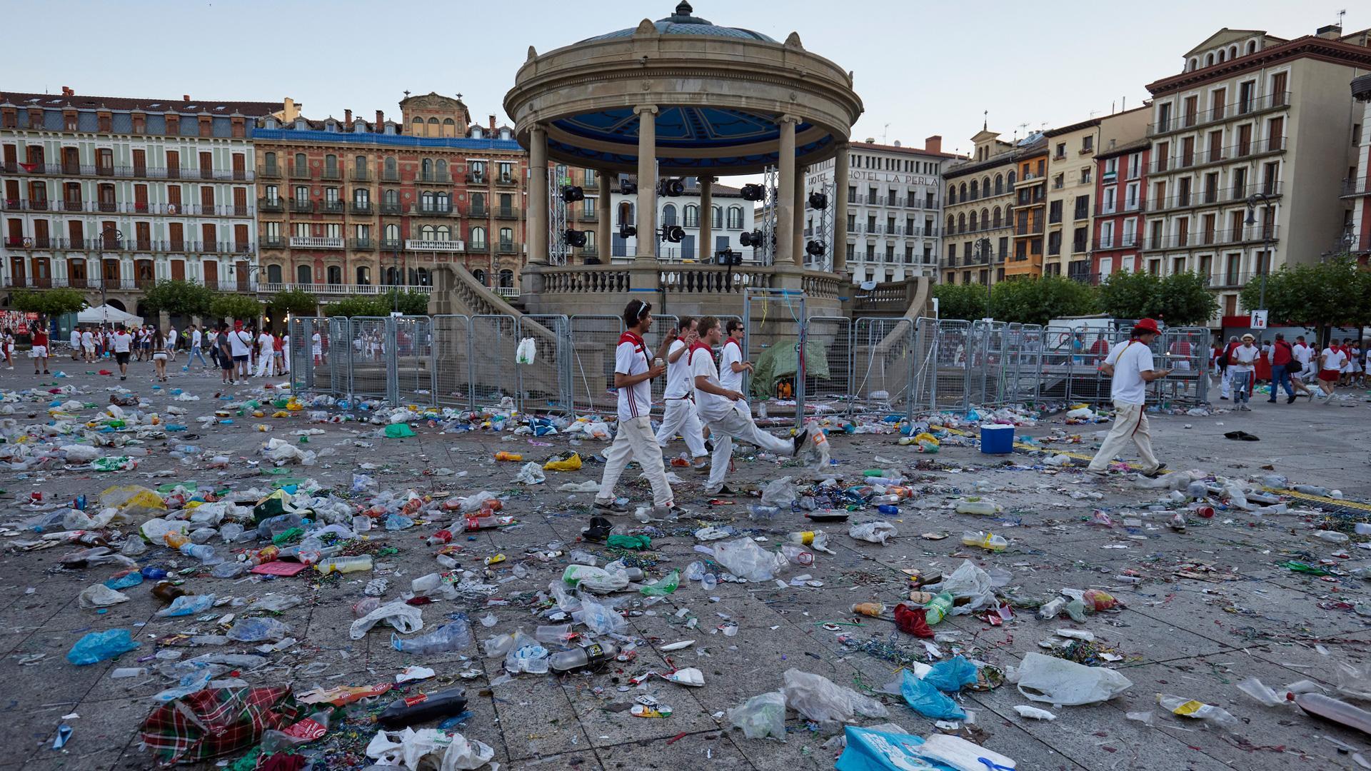 Los restos de bolsas, botellas y latas cubrían buena parte de la Plaza del Castillo a primera hora de ayer
