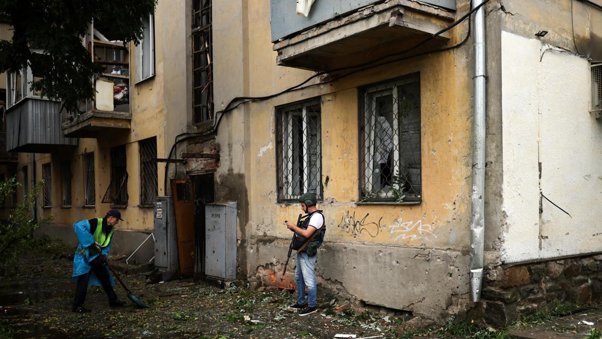 Un hombre realiza tareas de limpieza en la ciudad de Kharkiv
