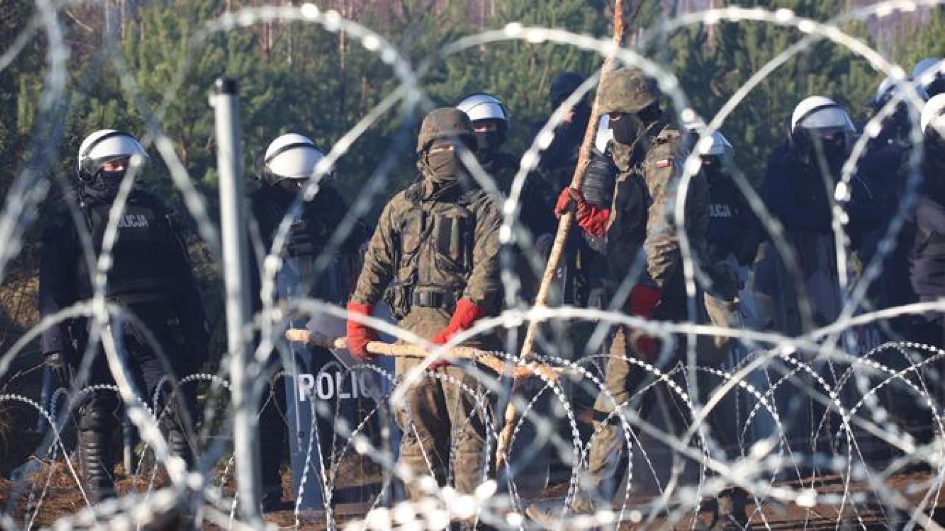 Militares y policías polacos en la frontera con Bielorrusia