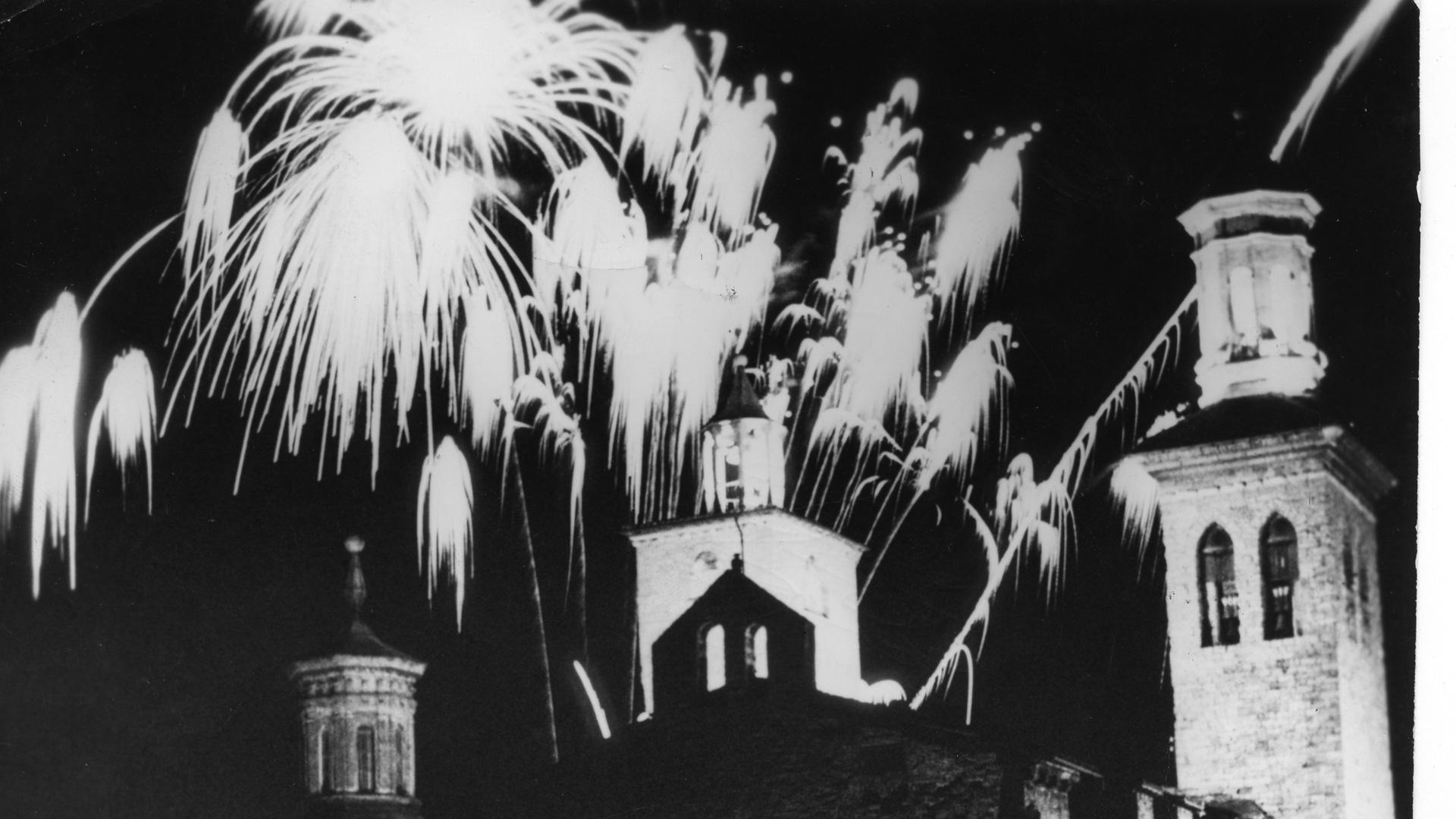 Fuegos artificiales con la silueta de San Cernin de Pamplona