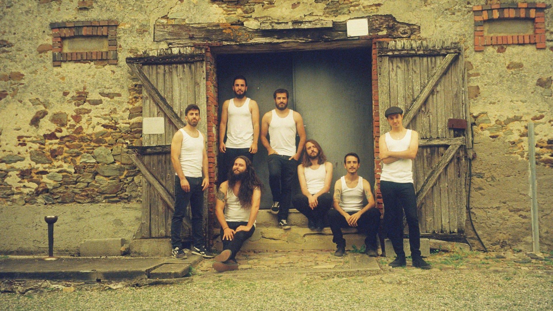Los siete componentes de La M.O.D.A. Sentados, desde la izquierda, Alvar de Pablo, Jacobo Naya y David Ruiz. De pie, desde la izquierda, Caleb Melguizo, Nacho Mur, Jorge Juan Mariscal y Joselito Maravillas