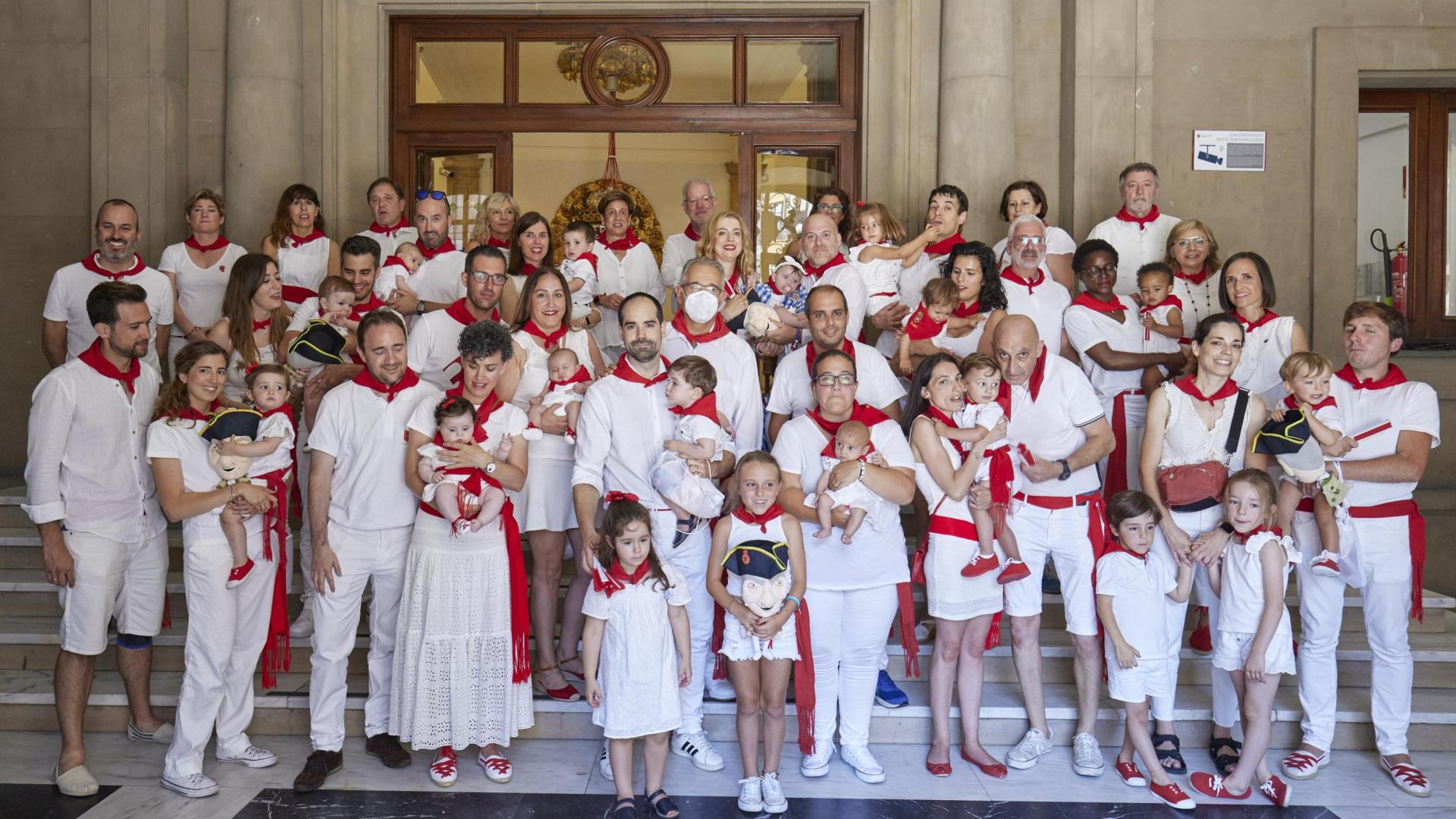 Foto de familia de la recepción a los 14 niños para los que son sus primeras fiestas