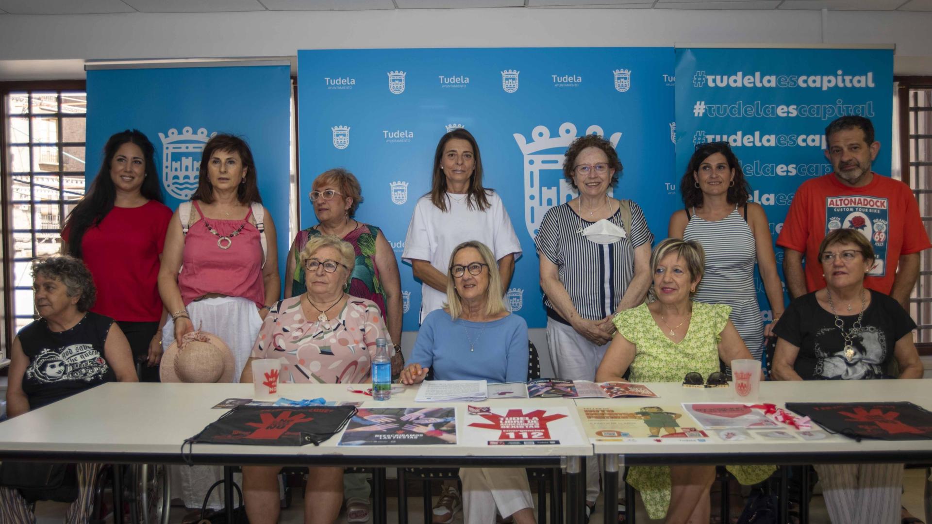 A: JAVIER IGEA F: 11-07-2022 P: ARRIBA IZQUIERDA Verónica Gormedino López, Mila González, Cefa Blanco, Olga Diaz, Charo Gaztela, Maria Muñoz, Emilio Ruiz ABAJO Charo Berzosa,  Maria Jesus Urta , Anichu Agüera, Pili Madurga, Felisa Hernando  L: TUDELA T: Rueda de Prensa CONTRA LAS AGRESIONES SEXISTAS A: JAVIER IGEA F: 11-07-2022 P: ARRIBA IZQUIERDA Verónica Gormedino López, Mila González, Cefa Blanco, Olga Diaz, Charo Gaztela, Maria Muñoz, Emilio Ruiz ABAJO Charo Berzosa,  Maria Jesus Urta , Anichu Agüera, Pili Madurga, Felisa Hernando  L: TUDELA T: Rueda de Prensa CONTRA LAS AGRESIONES SEXISTAS