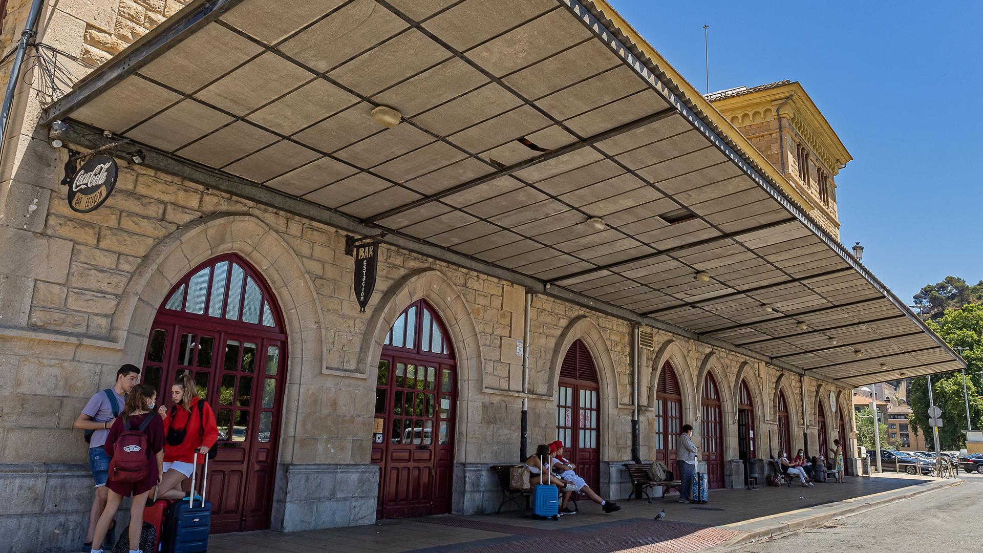 Andén de la estación de autobuses de Estella, en el kilómetro cero del Vasco Navarro