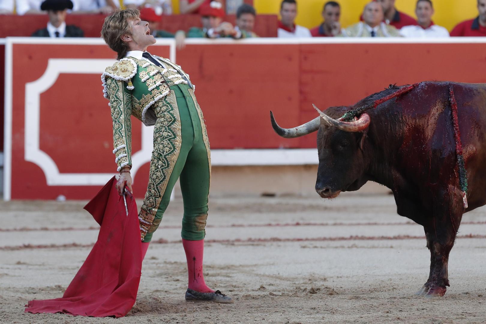 Desplante de Juan Leal al toro en el primero de la tarde