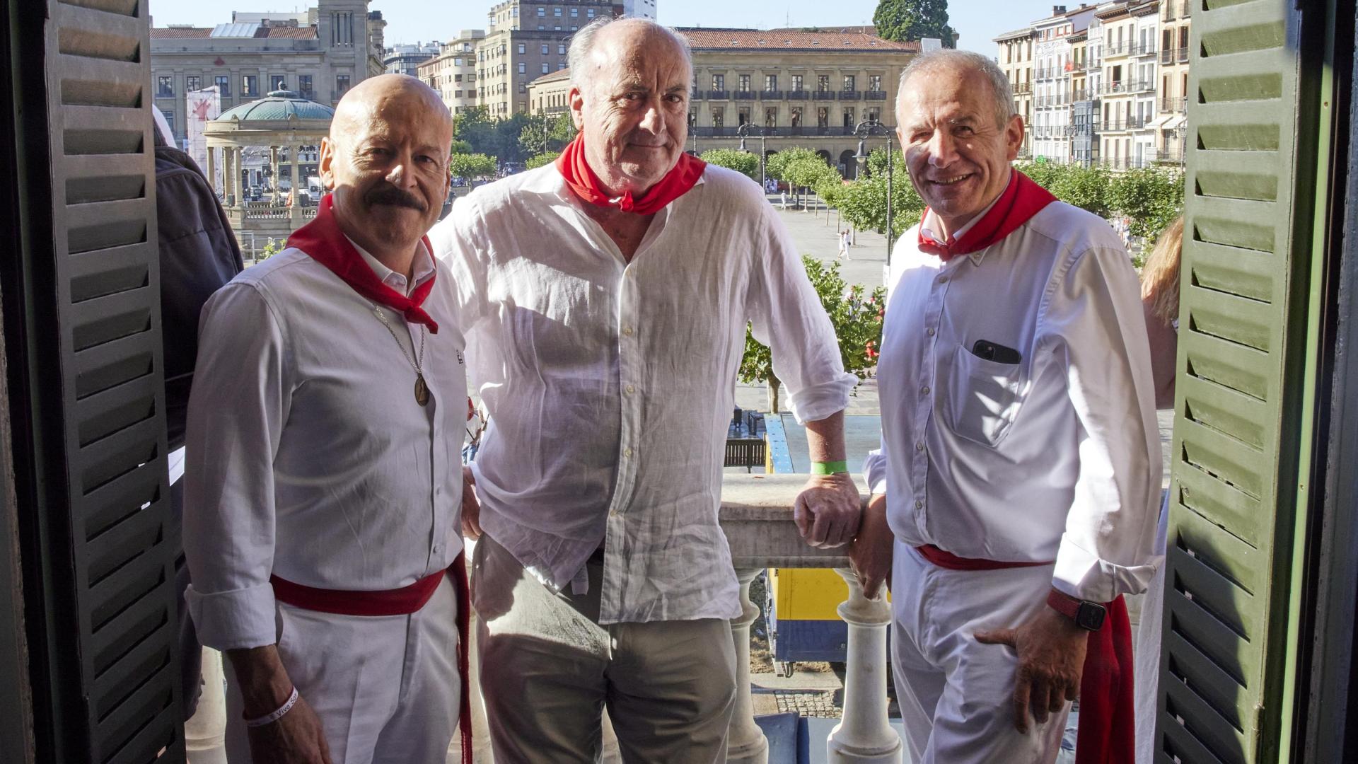 El excorredor Miguel Eguíluz, el juez Manuel García Castellón y Ricardo Ezcurra, en el balcón del Nuevo Casino.