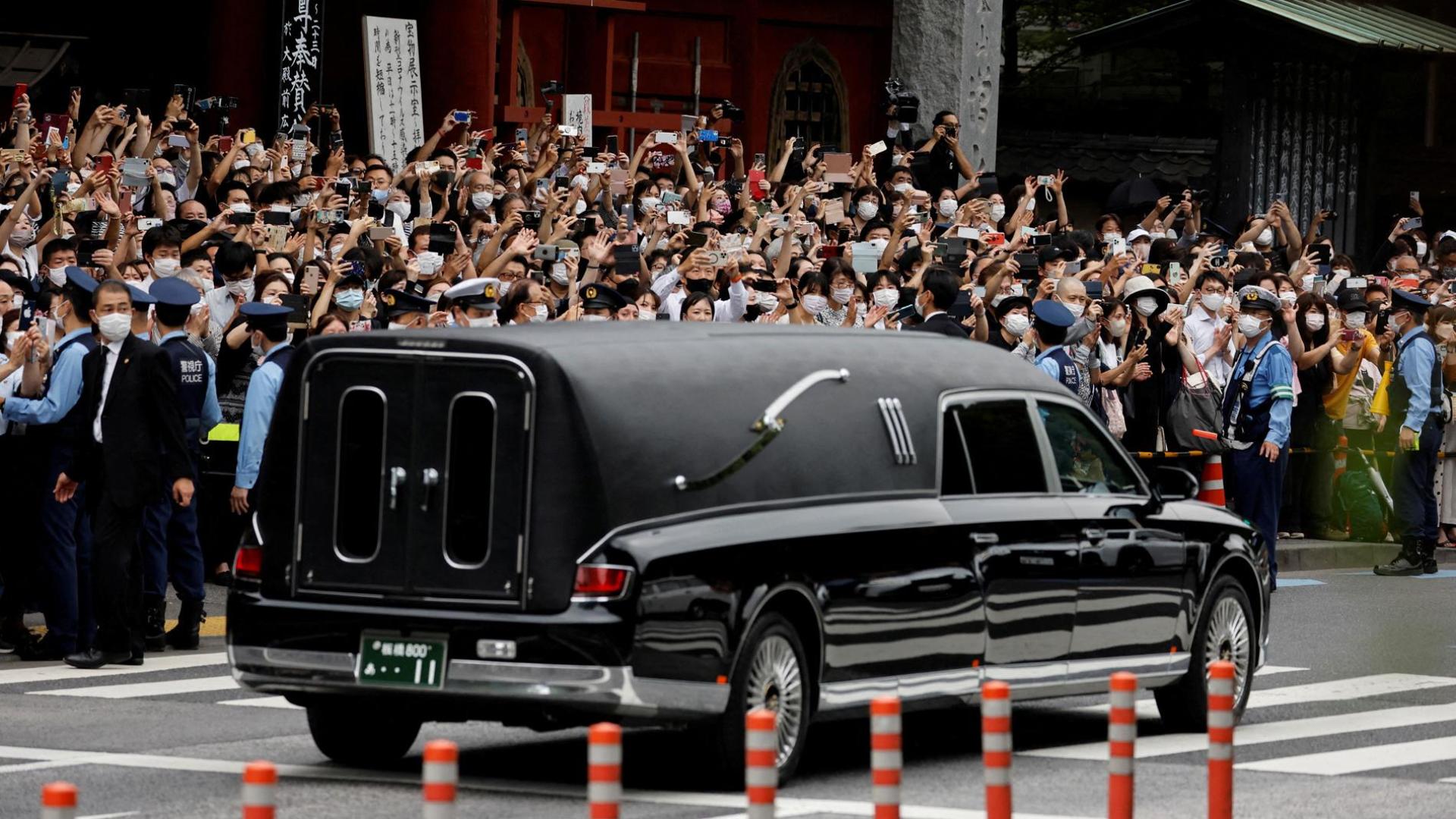 Coche fúnebre antes del funeral de Shinzo Abe