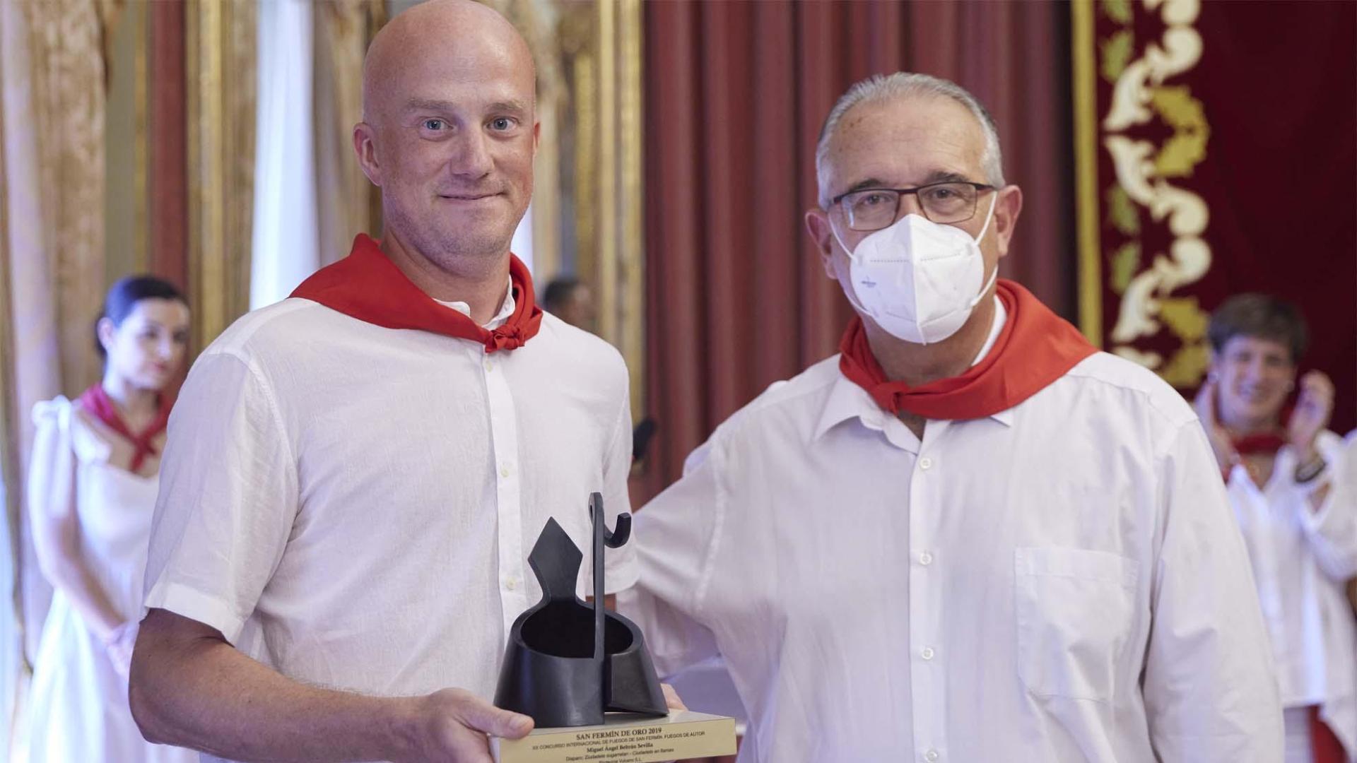El ganador de la XX edición del concurso de fuego de 2019, Miguel Ángel Beltrá, recibe el galardón de manos de Enrique Maya